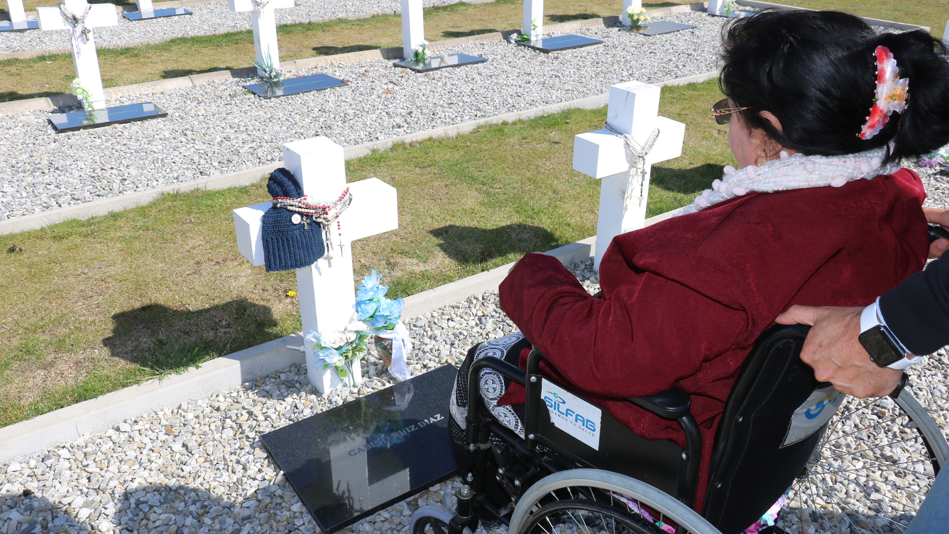 Elma Pelozo junto a la tumba de su hijo. Ella fue la primera de las madres en dar su adn para que el plan Proyecto Humanitario Malvinas pudiera iniciarse (Archivo DEF)