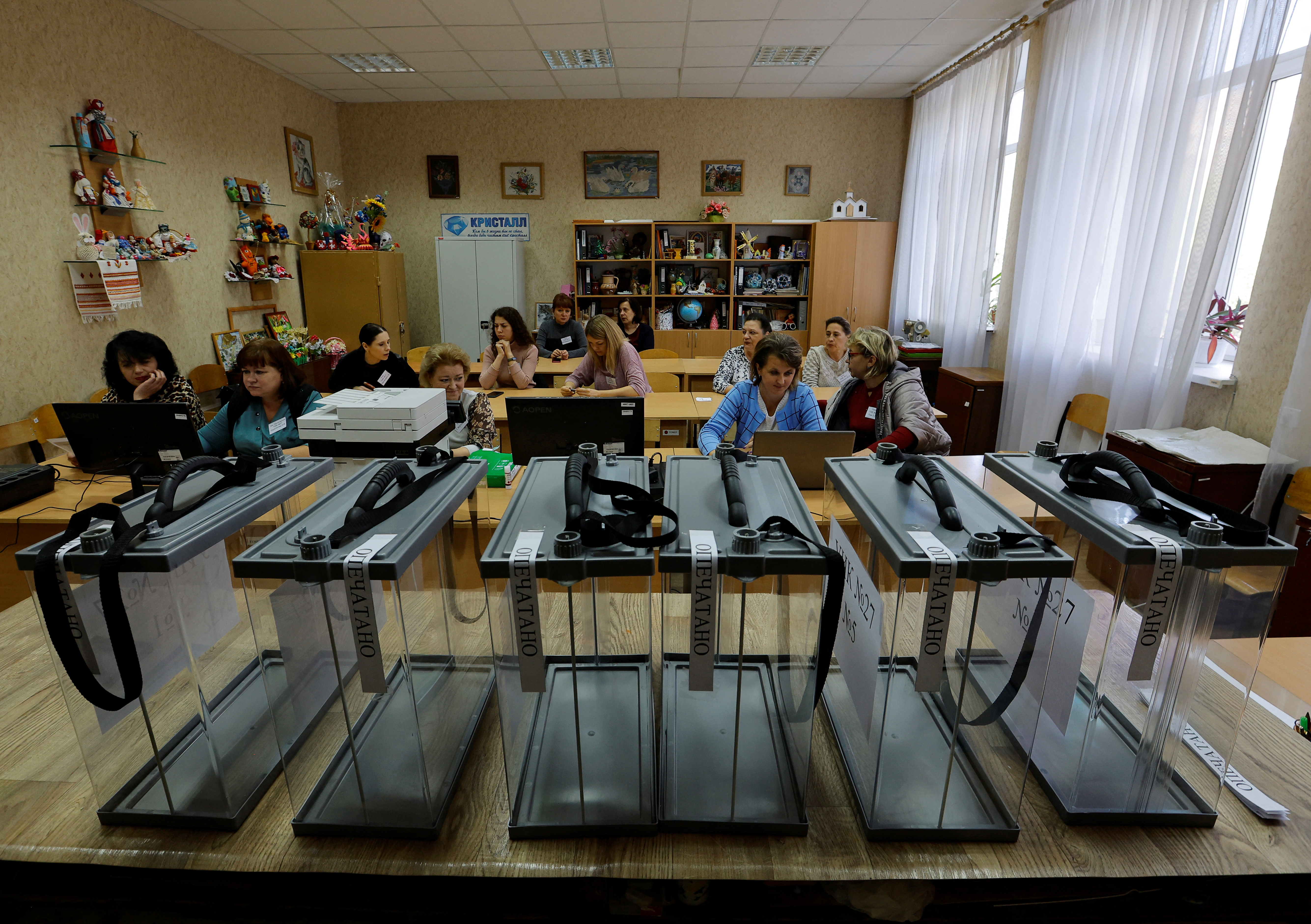 I Kherson og Zaporizhzhia i sør inkluderte stemmesedlene spørsmålet: 
