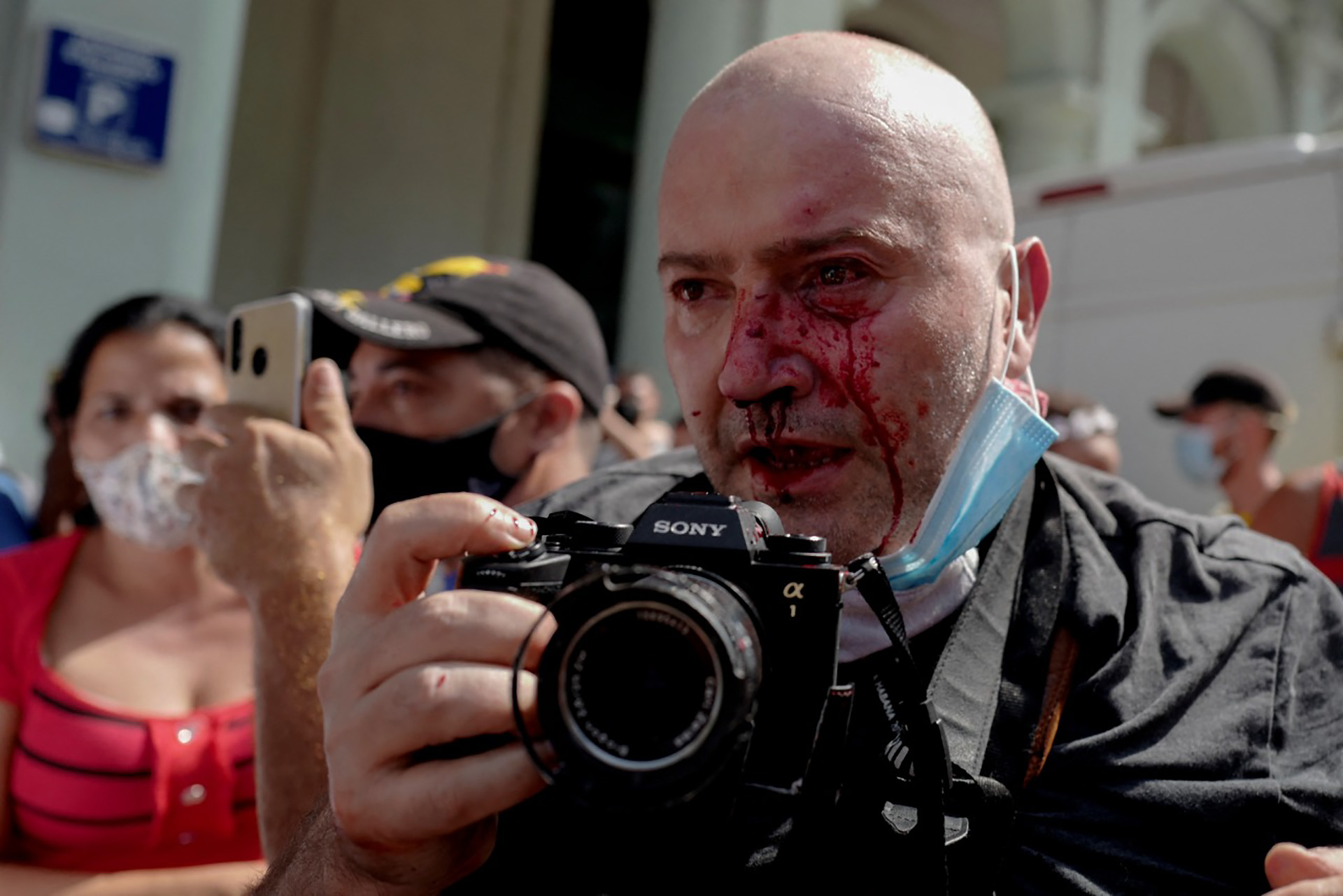 El régimen cubano reprimió las manifestaciones y agredió a periodistas (Fotos Ramón Espinosa AP)