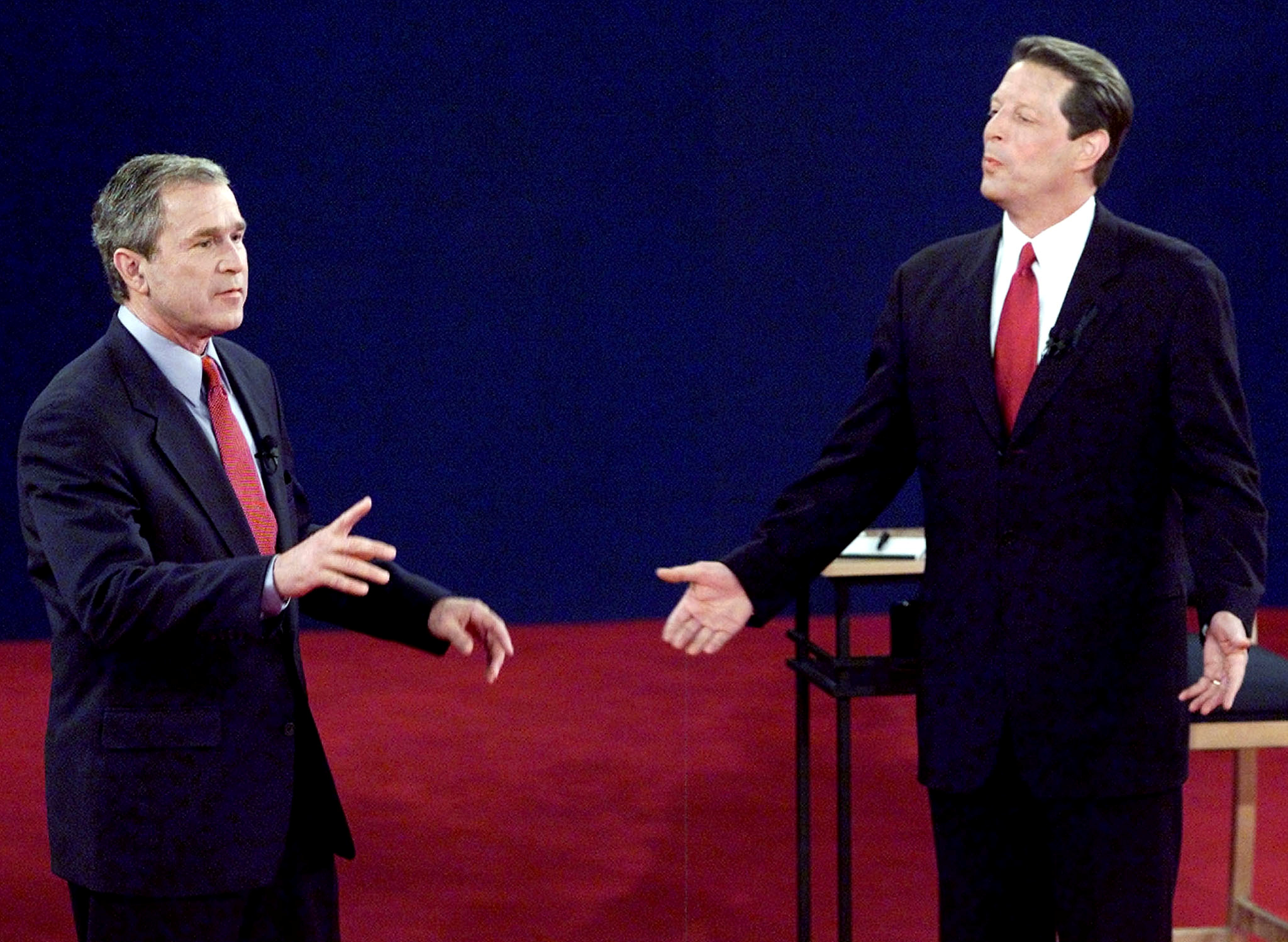 George W. Bush y Al Gore durante el último de los tres debates presidenciales de EE.UU. el 17 de octubre de 2000 (REUTERS/Archivo/Foto de archivo)