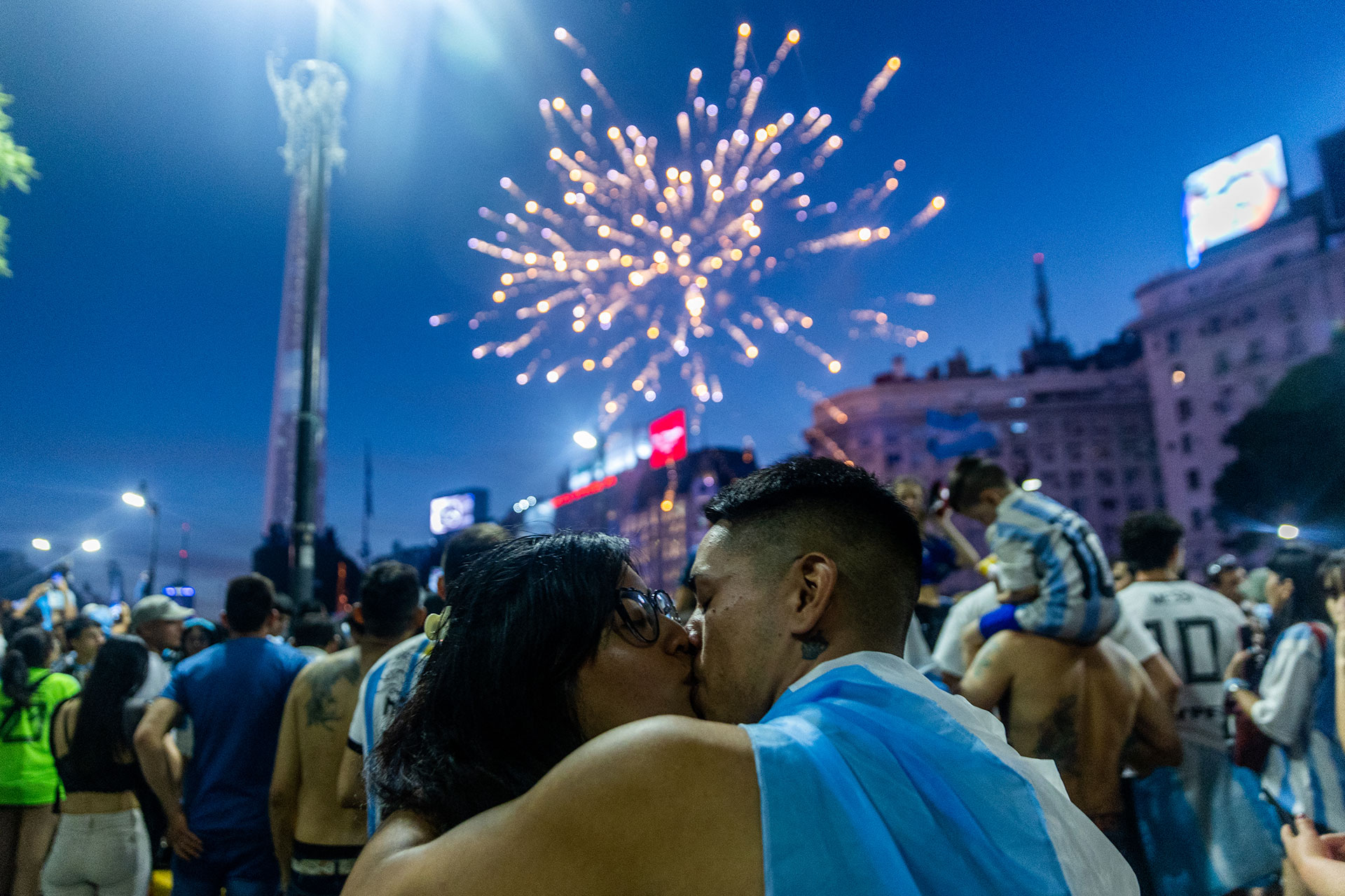 Fans of Argentina celebrate winning the Qatar 2022 World Cup against France at the Obelisk  in Buenos Aires, on December 18, 2022. (Photo by TOMAS CUESTA / AFP)