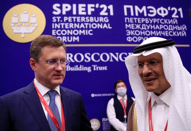 En 2021, el ministro de Energía saudí, el príncipe Abdulaziz bin Salman, mantuvo conversaciones con el viceprimer ministro ruso, Alexander Novak, como muestra de las nuevas alianzas que Moscú busca con estos países (REUTERS)