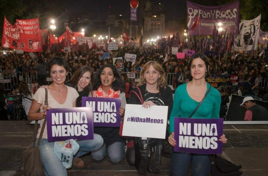 Valeria, Ingrid, Soledad, Hinde y Ana en el escenario desde donde leyeron el documento Erica Rivas, Juan Minujin y Maitena
