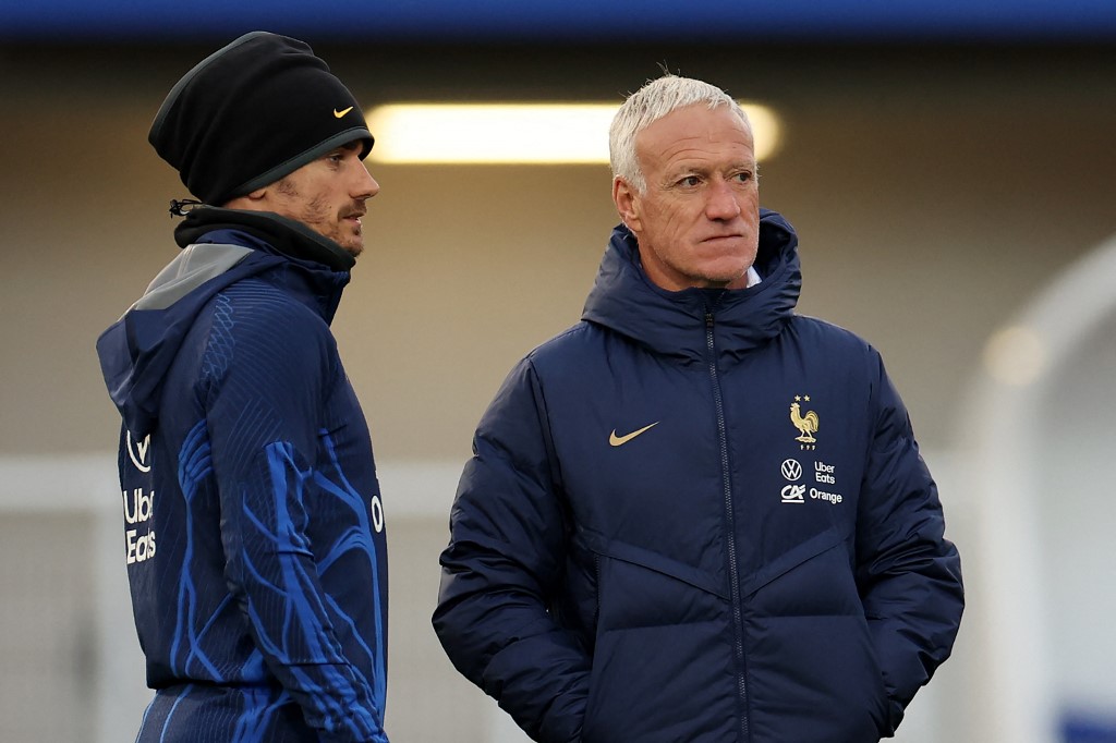 Antoine Griezmann y Didier Deschamps dialogan en el entrenamiento de la selección de Francia (FRANCK FIFE / AFP)