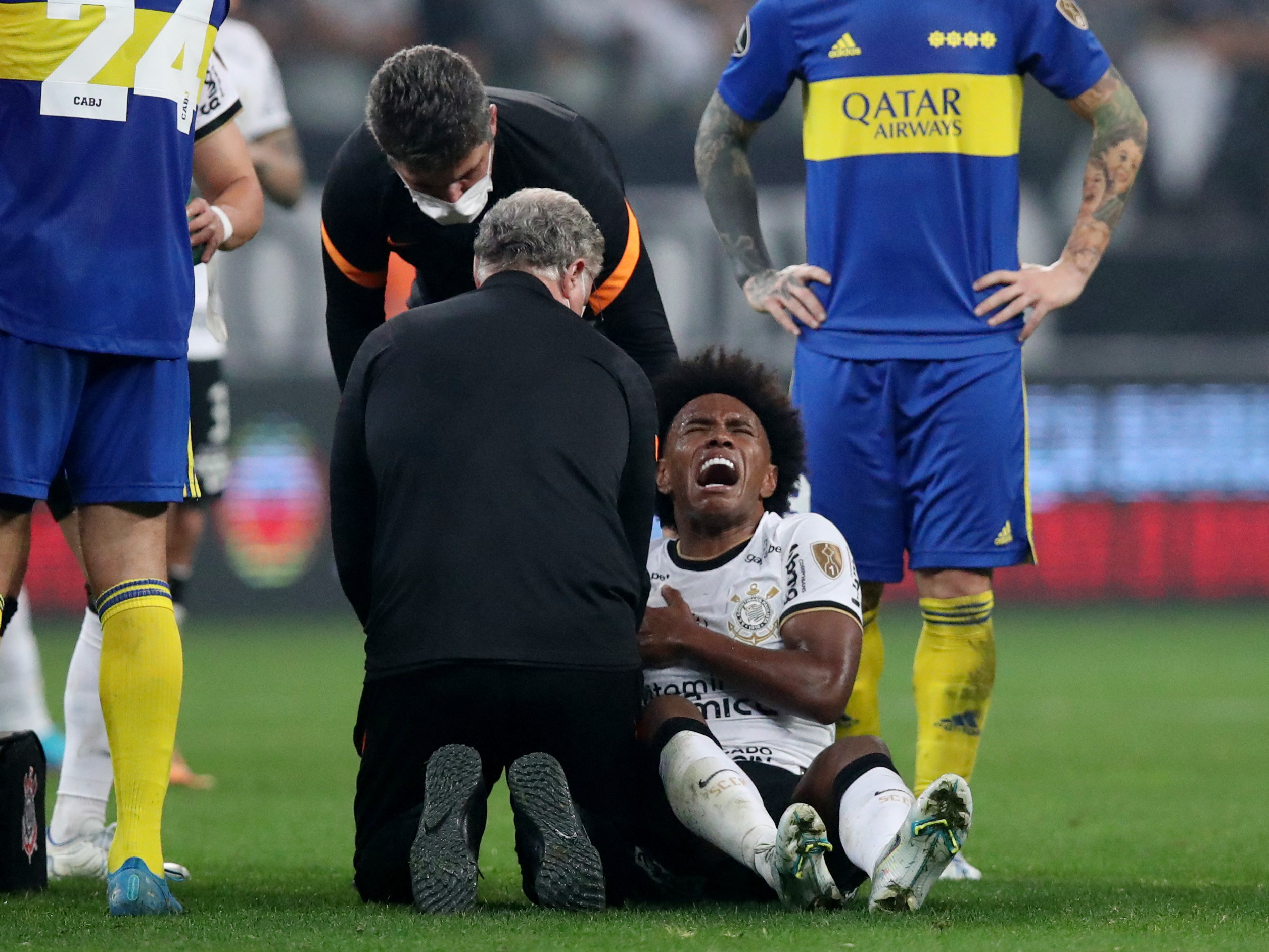 Willian está en duda porque se dislocó el hombro derecho en la ida de los octavos de final de la Copa Libertadores (REUTERS/Amanda Perobelli)