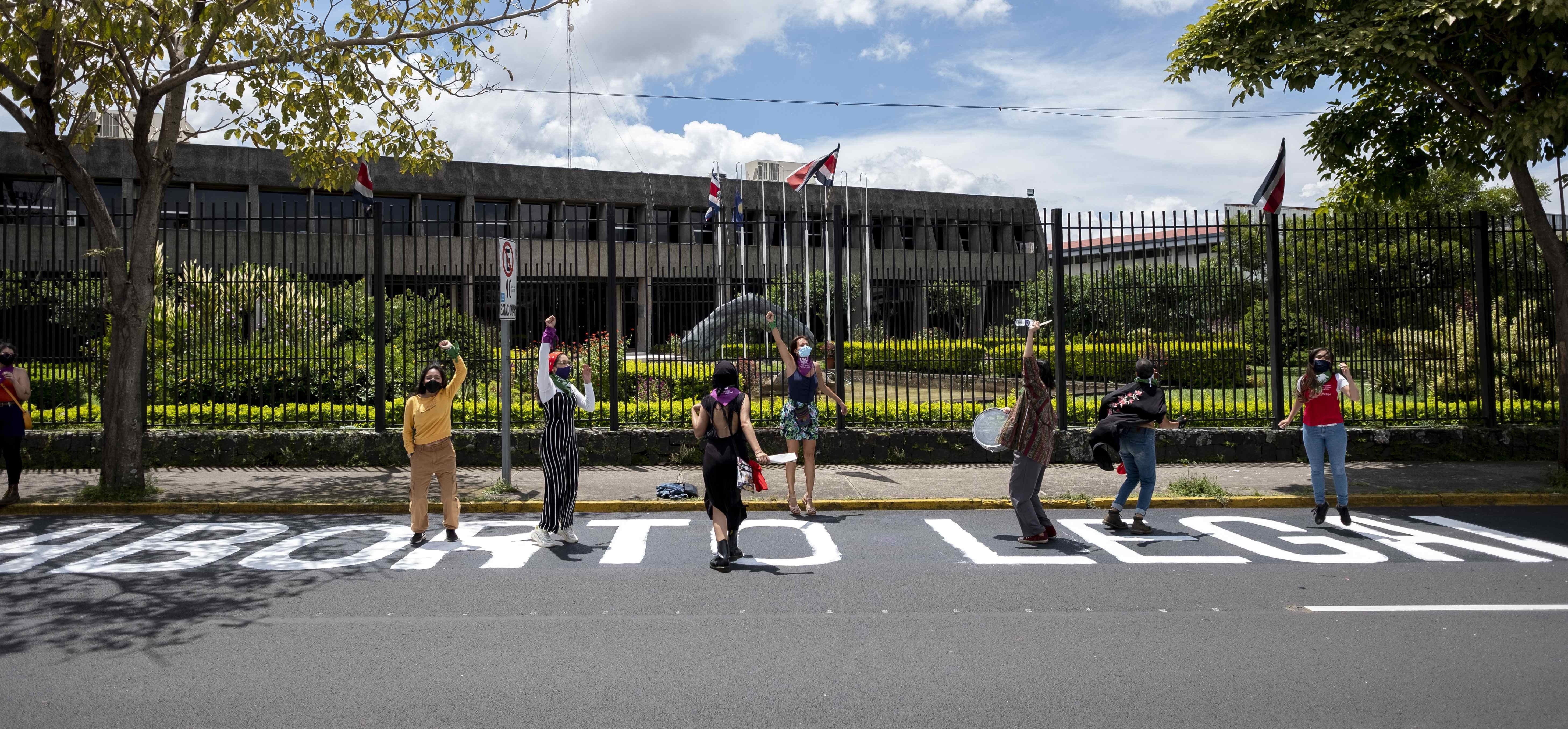 La manifestaci&#243;n transcurri&#243; con calma por las principales v&#237;as de la capital de Costa Rica hasta llegar al frente de la Casa Presidencial. EFE/Jeffrey Arguedas/Archivo

