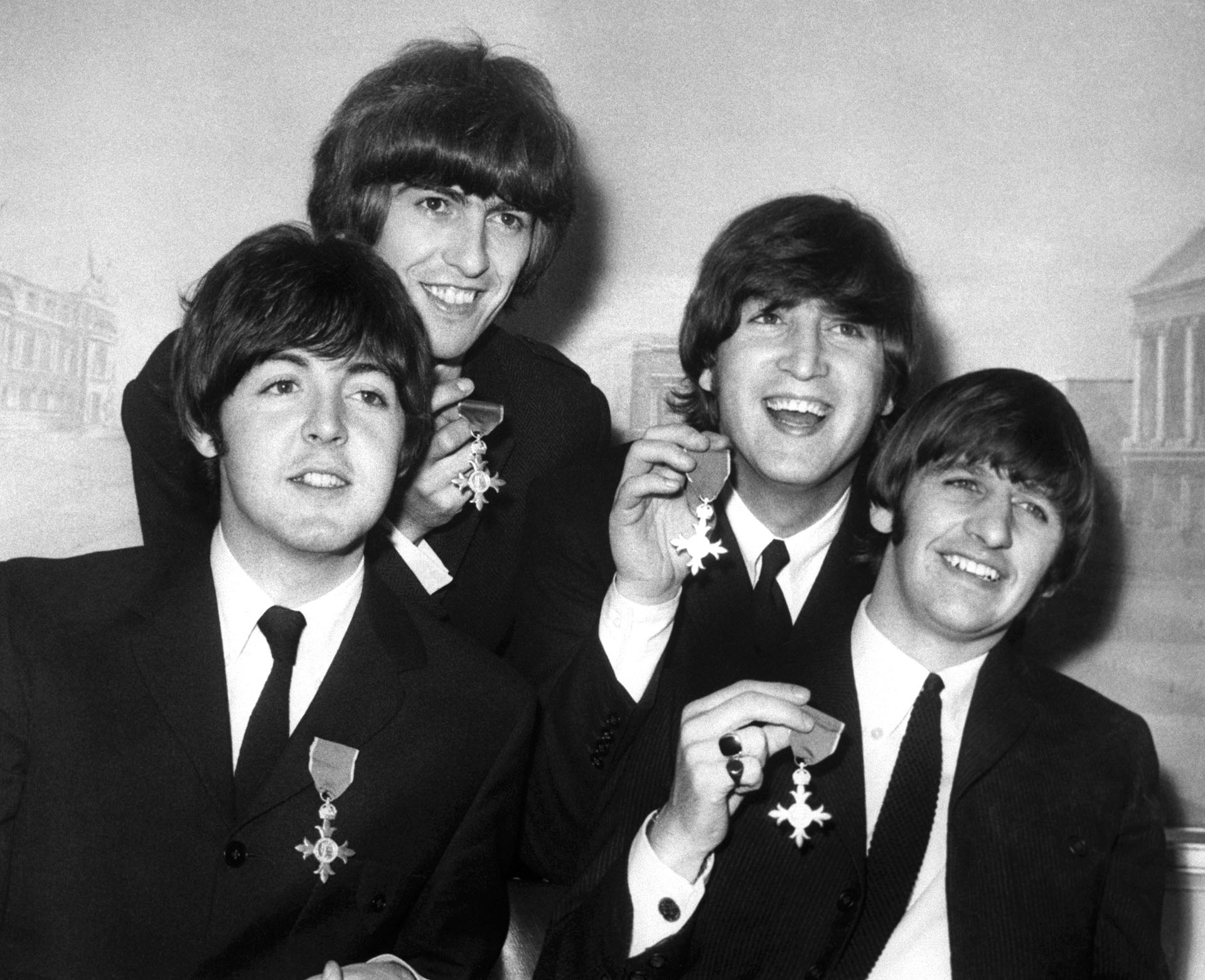 El 1 de enero de 1962, se presentaron ante el señor Smith y ante el productor Dick Rowe cuatro muchachos con sus guitarras, bajo y batería, para que les tomaran una prueba en el sello Decca. Eran Los Beatles