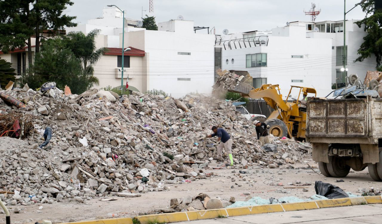 CIUDAD DE MÉXICO, 28SEPTIEMBRE2017.- Toneladas de escombros de los edificios derrumbados son depositados por camiones de volteo en la parte trasera de la alberca olimpica Juan de la Barrera, posteriormente seran llevadas al Bordo de Xochiaca. FOTO: SAÚL LÓPEZ /CUARTOSCURO.COM
