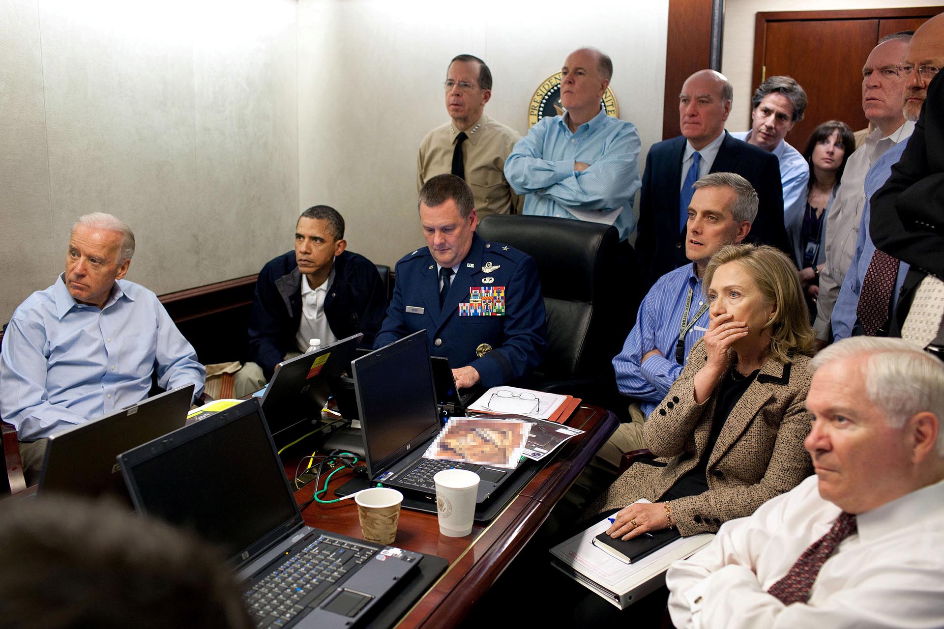 El entonces presidente de los Estados Unidos, Barack Obama y el vicepresidente Joe Biden, junto con miembros del equipo de seguridad nacional, reciben una actualización sobre la misión contra Osama bin Laden en la Sala de Situación de la Casa Blanca, el 1 de mayo de 2011 (Reuters/ White House/ Pete Souza)