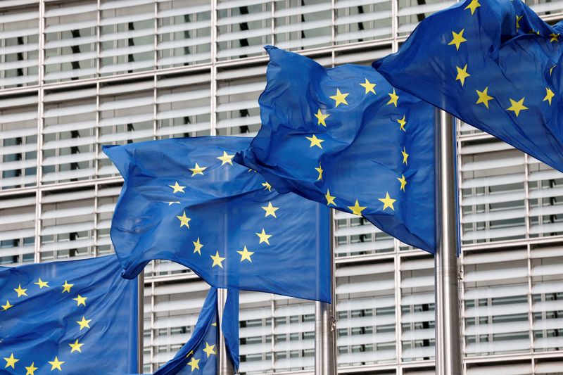Banderas de la Unión Europea frente a la sede de la Comisión Europea en Bruselas, Bélgica, el 28 de septiembre de 2022. REUTERS/Yves Herman/Archivo