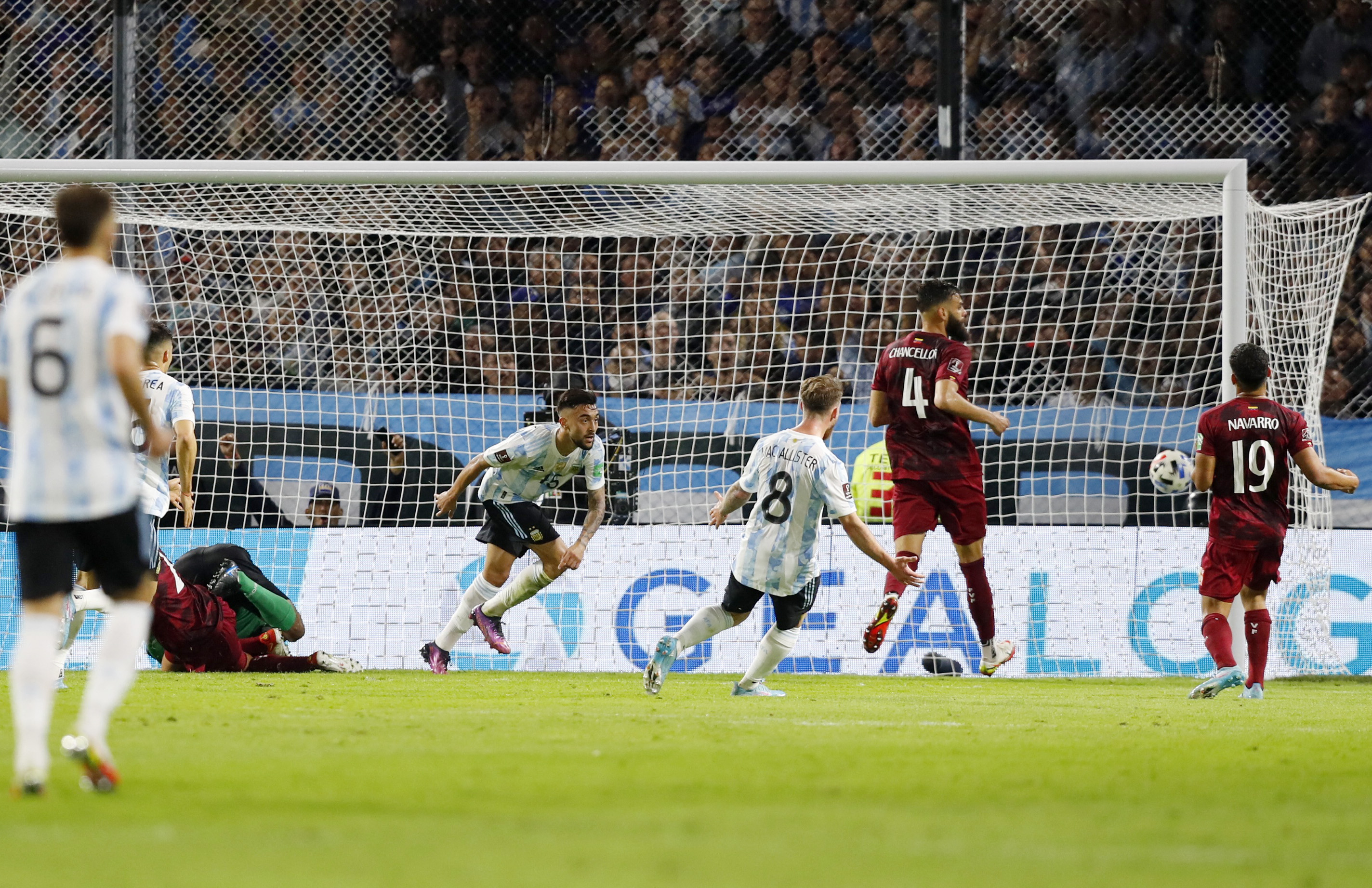 González ya tocó al gol y todo Argentina se lanza al festejo (REUTERS/Agustin Marcarian)