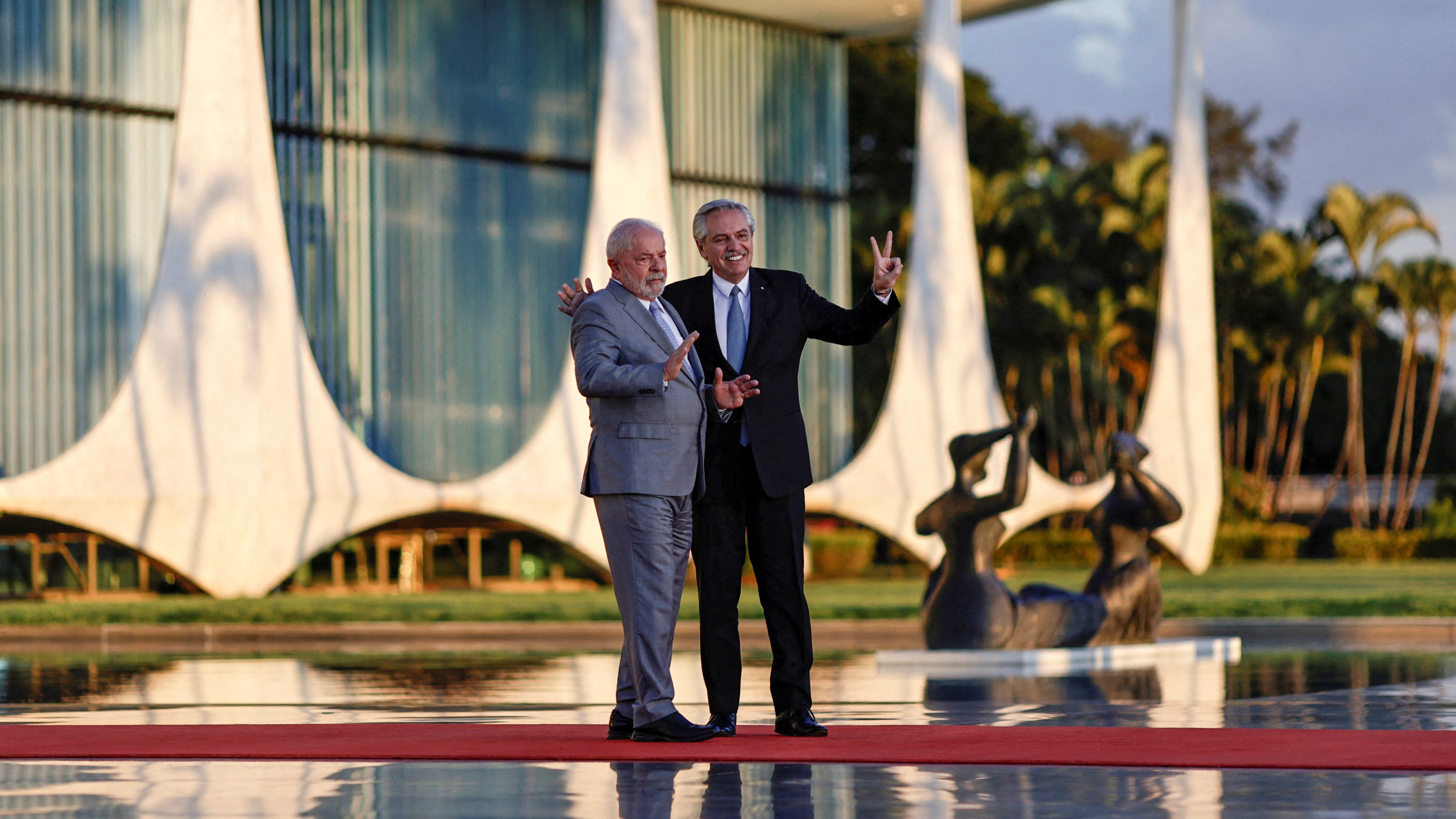 Lula da Silva y Alberto Fernandez posan frente al Palacio de la Alvorada en Brasilia