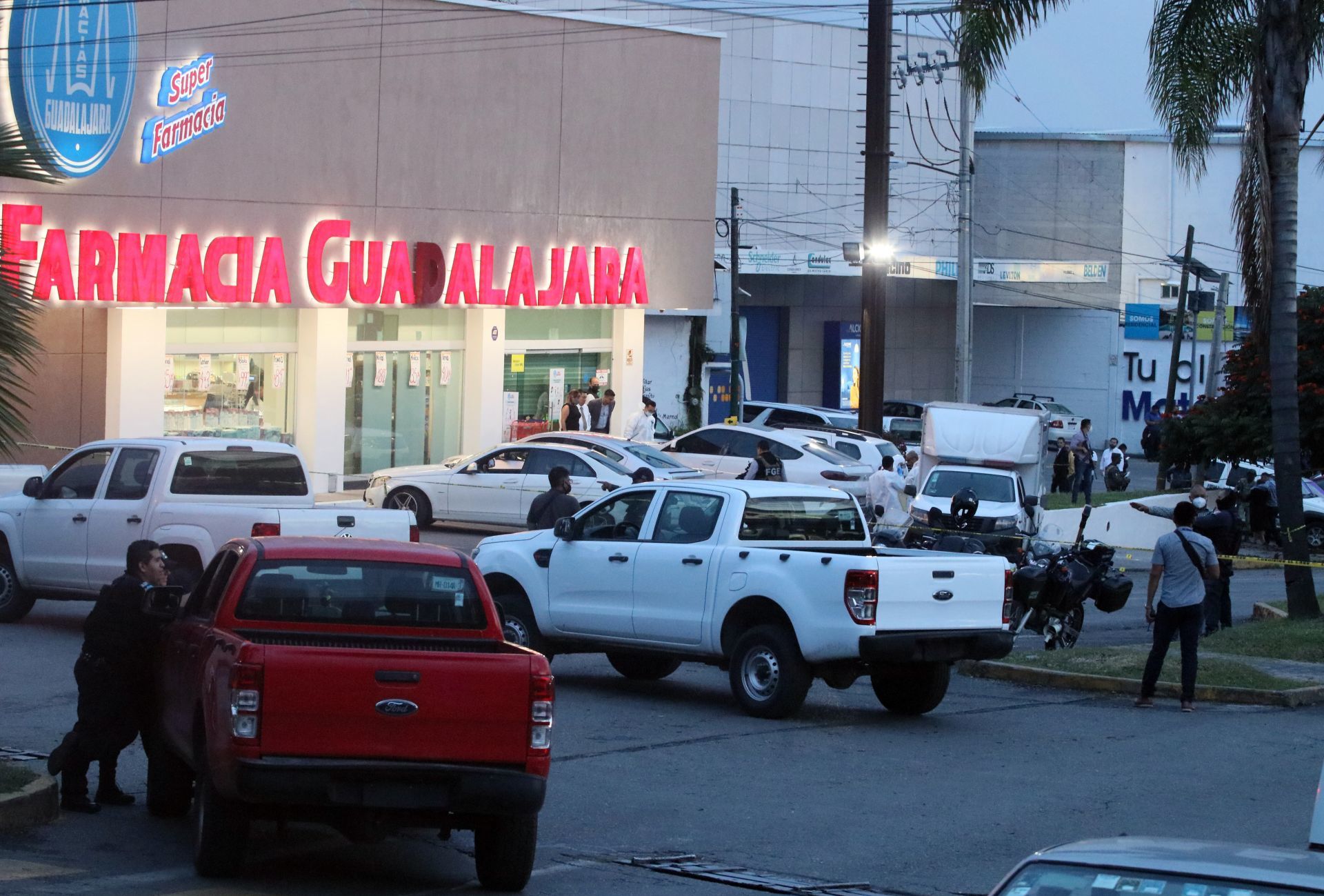 CUERNAVACA, MORELOS, 05OCTUBRE2022.- Aspectos de la movilización policiaca que se dio después de que la diputada local del partido Morelos Progresa, Gabriela Marín fuera asesinada en el estacionamiento de una farmacia ubicada en la calle Poder Legislativo, a norte de la capital. Presuntamente dos hombres que viajaban en una motocicleta fueron los responsables. (FOTO: MARGARITO PÉREZ RETANA / CUARTOSCURO.COM)