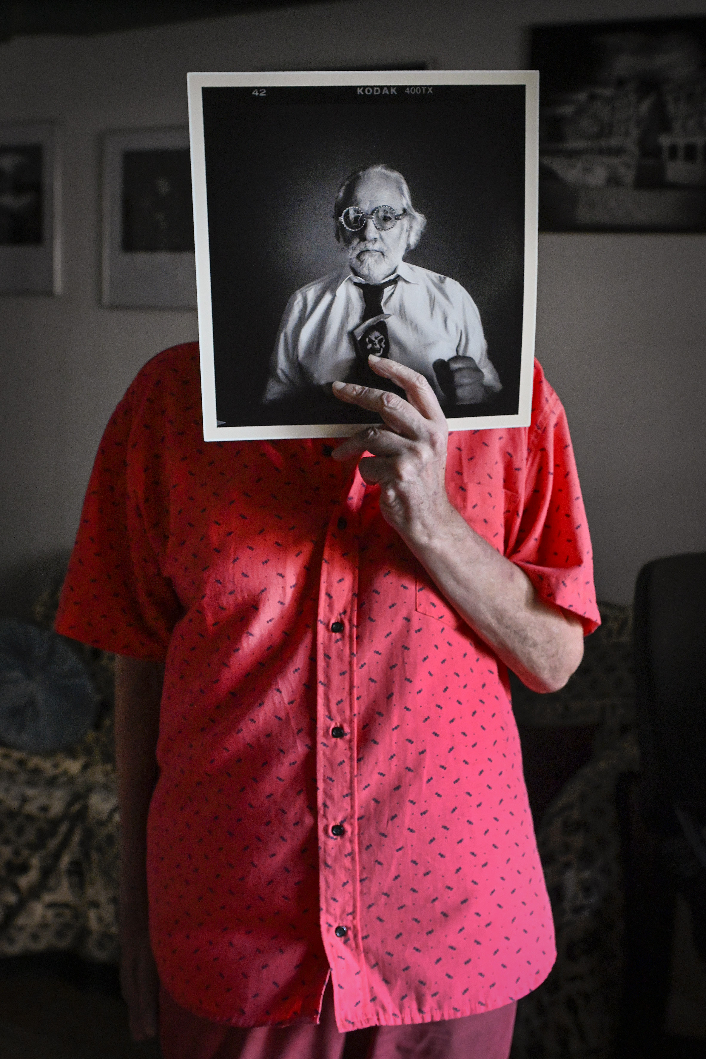 Con su autorretrato, que forma parte de la muestra "Fotógrafos Contemporáneos" que presentó en La Puerta Roja Estudio
