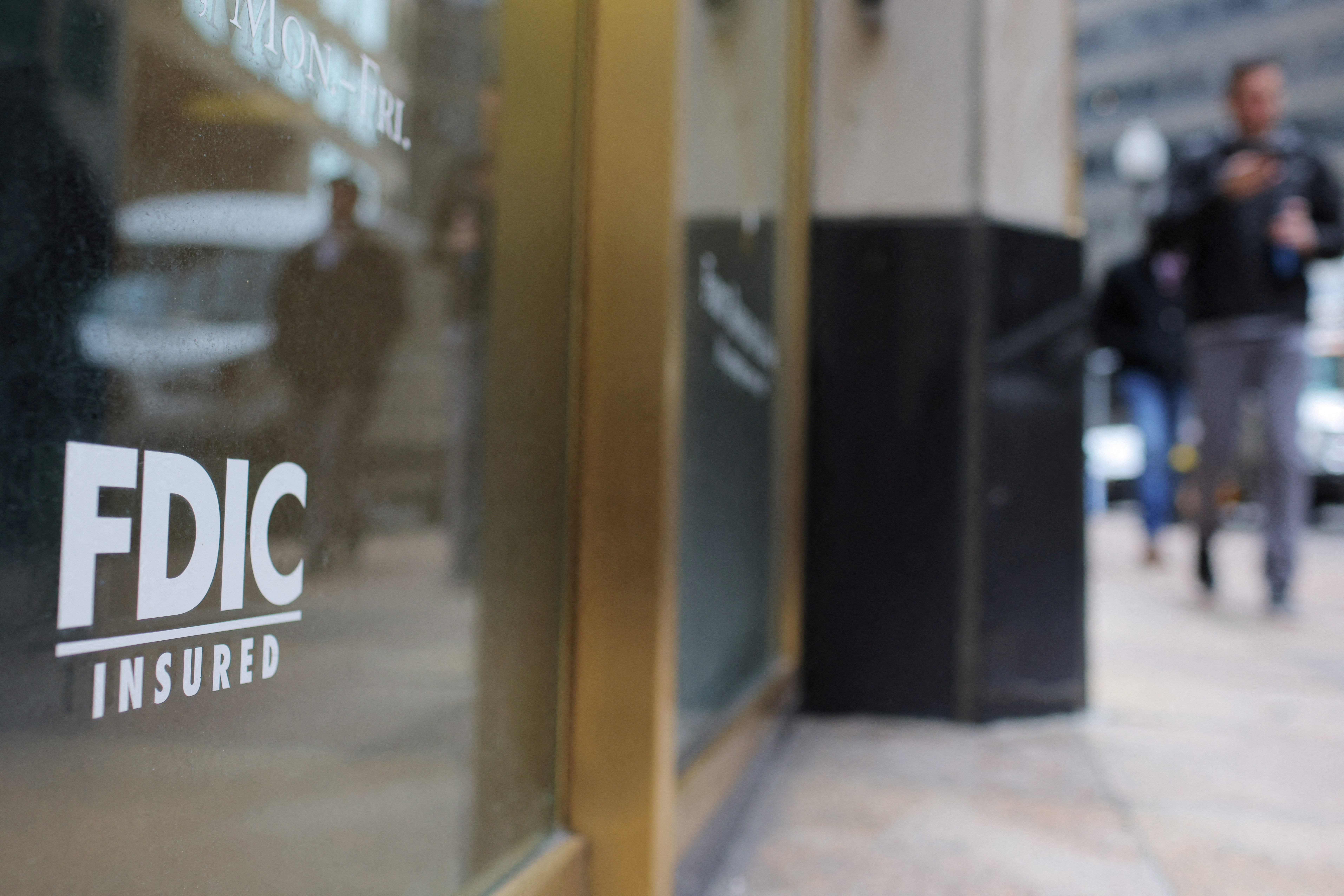 La FDIC anunció el domingo que Flagstar Bank, una filial del banco Community Bancorp de Nueva York, va a adquirir los depósitos y créditos de Signature Bank. (REUTERS/Brian Snyder)