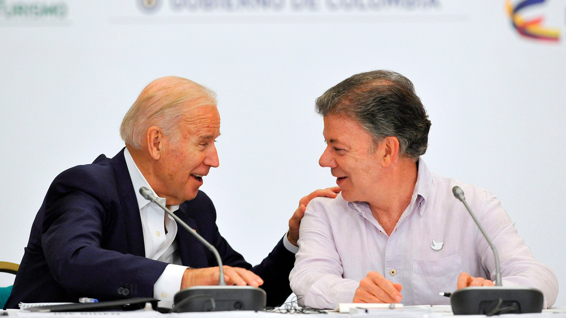 Biden junto a Juan Manuel Santos en Cartagena, Colombia, el 2 de diciembre de 2016 (AFP PHOTO / GUILLERMO LEGARIA)