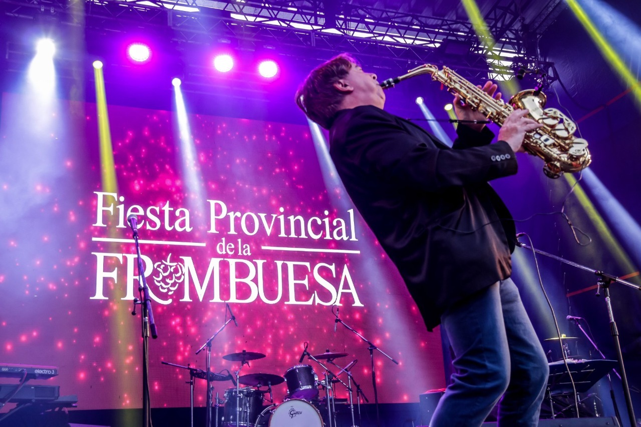 Cuando llega la cosecha de frambuesas, la localidad de Benito Juárez vibra al ritmo de música tradicional (Turismo Nación)