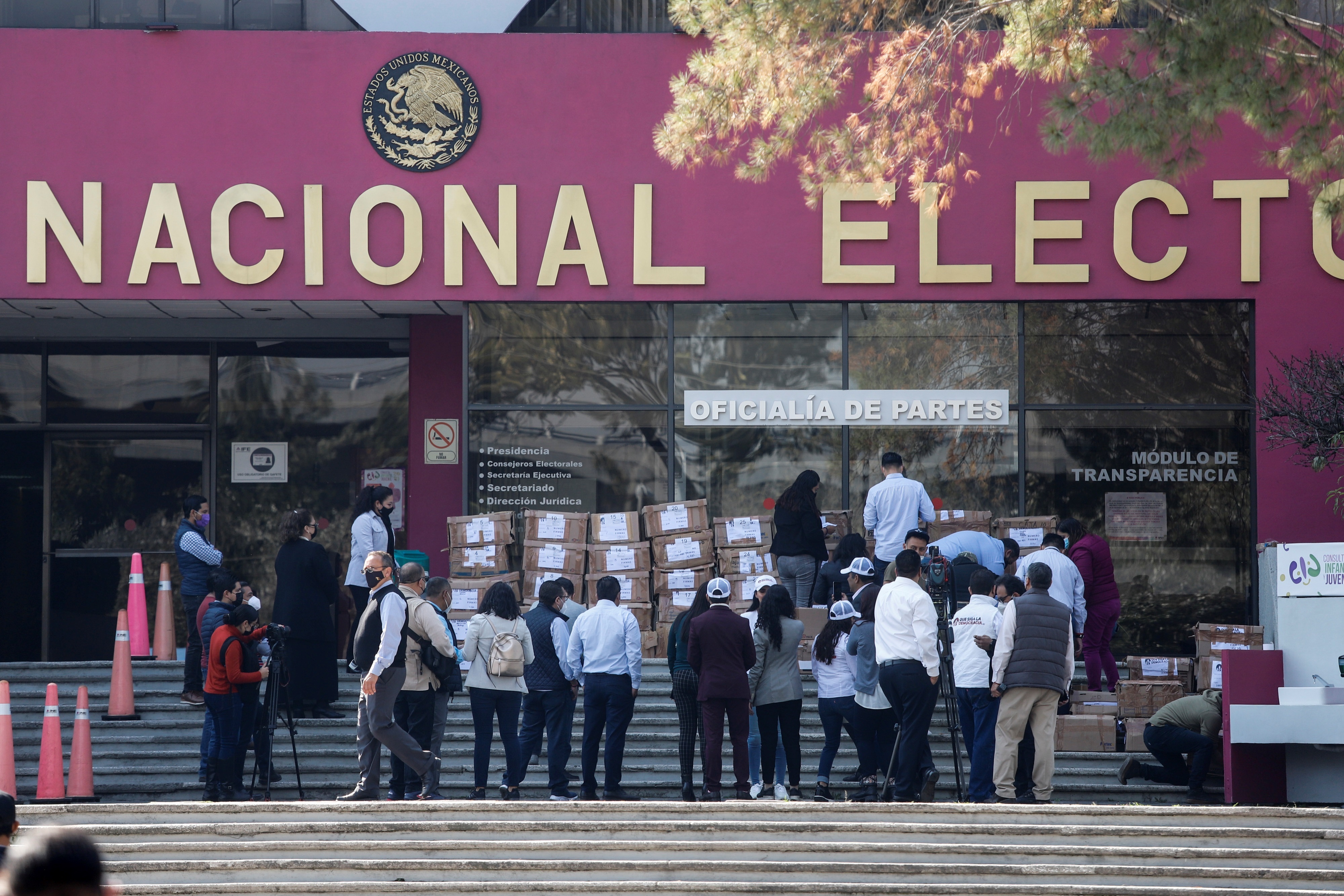 La SCJN le ordenó al órgano electoral realizar la Revocación de Mandato (Foto: EFE/Madla Hartz)