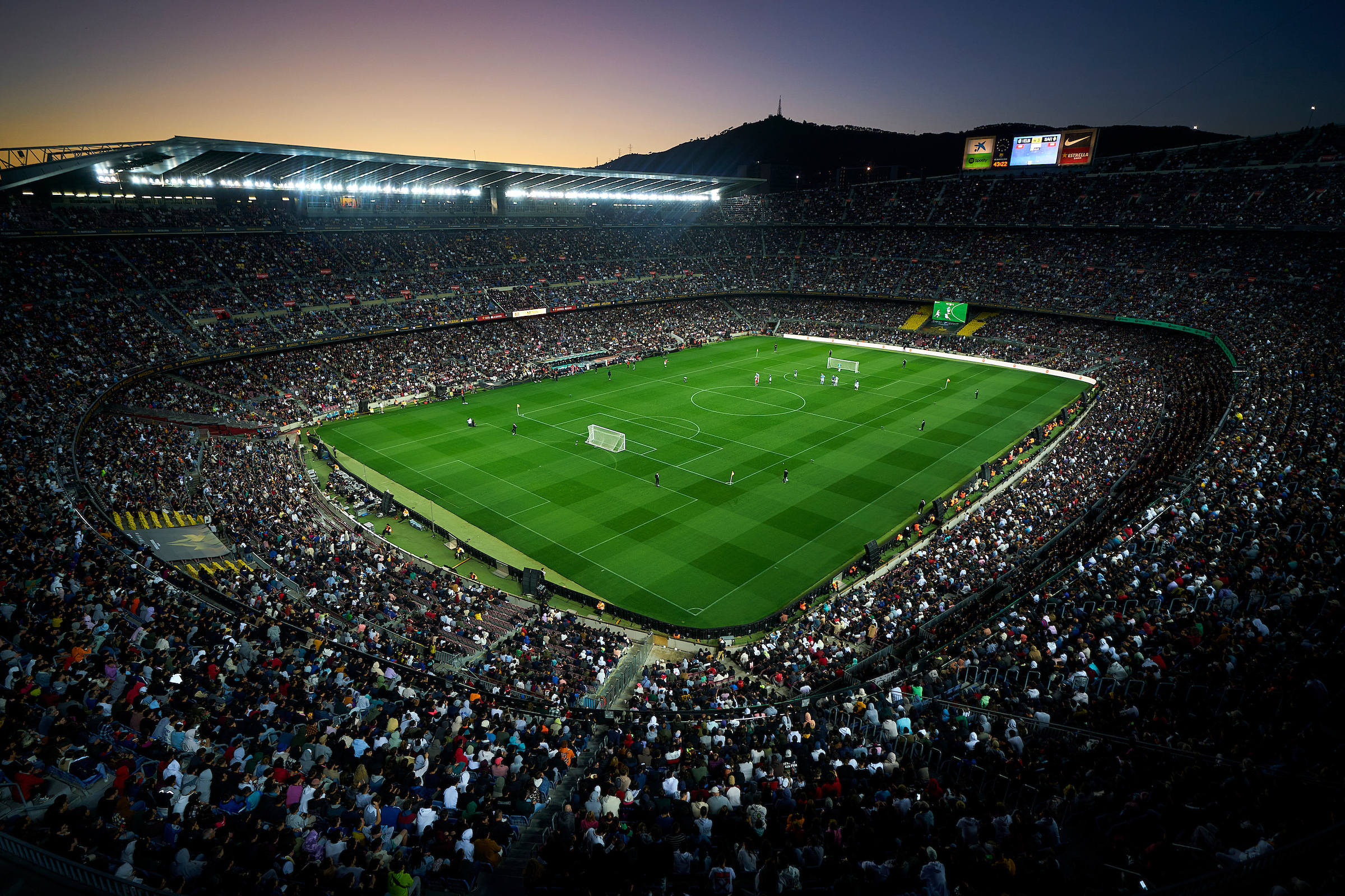 El Campo Nou abarrotado y el campo de juego con las dimensiones recortadas (Kings League)