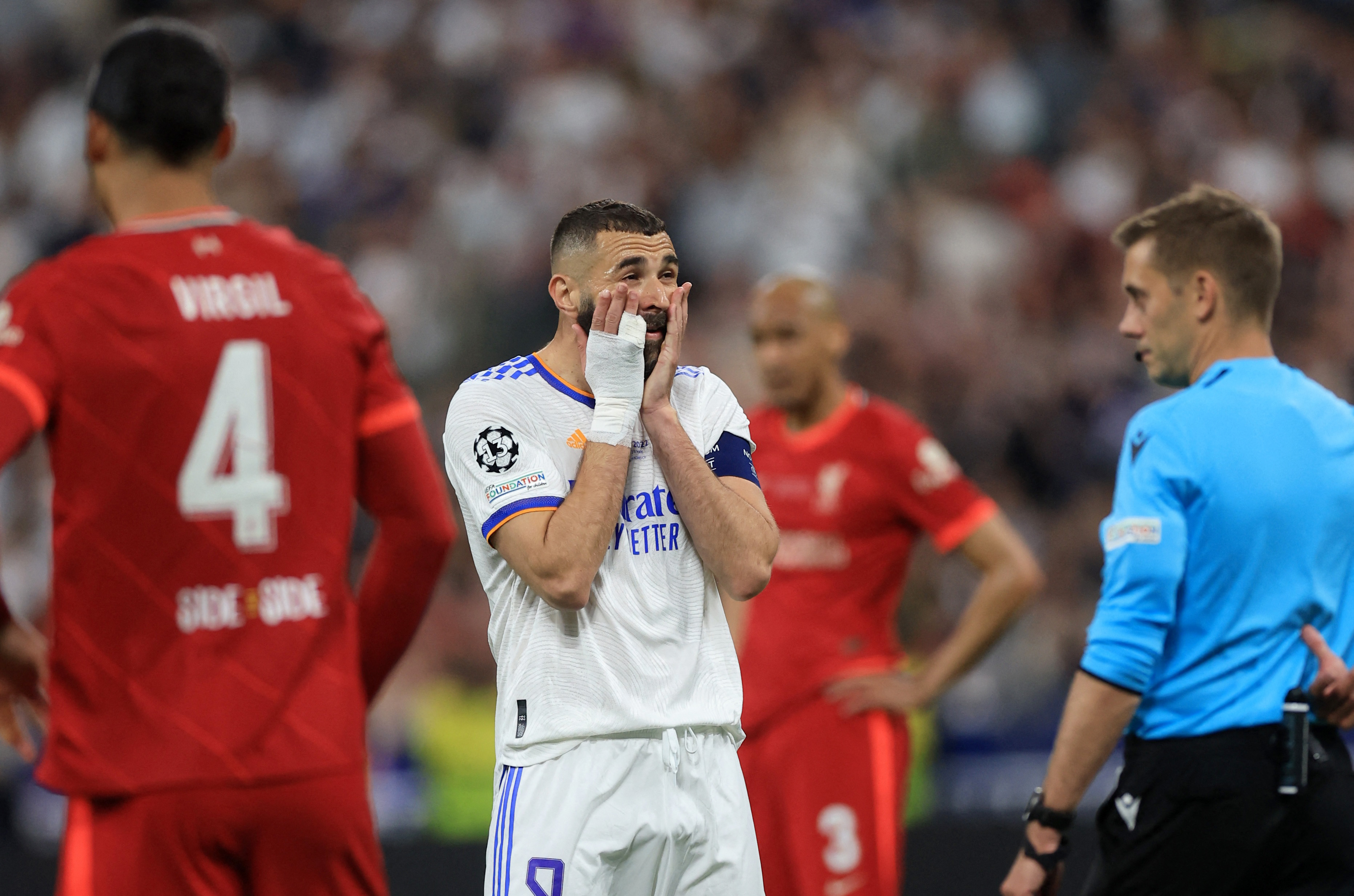 Karim Benzema se lamenta porque su gol fue anulado por el VAR.