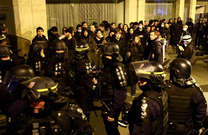 Manifestantes rodeados por la policía antidisturbios durante una manifestación el día en que la Asamblea Nacional debate y vota dos mociones de censura contra el gobierno francés, en París, Francia, 20 de marzo de 2023. REUTERS/Yves Herman