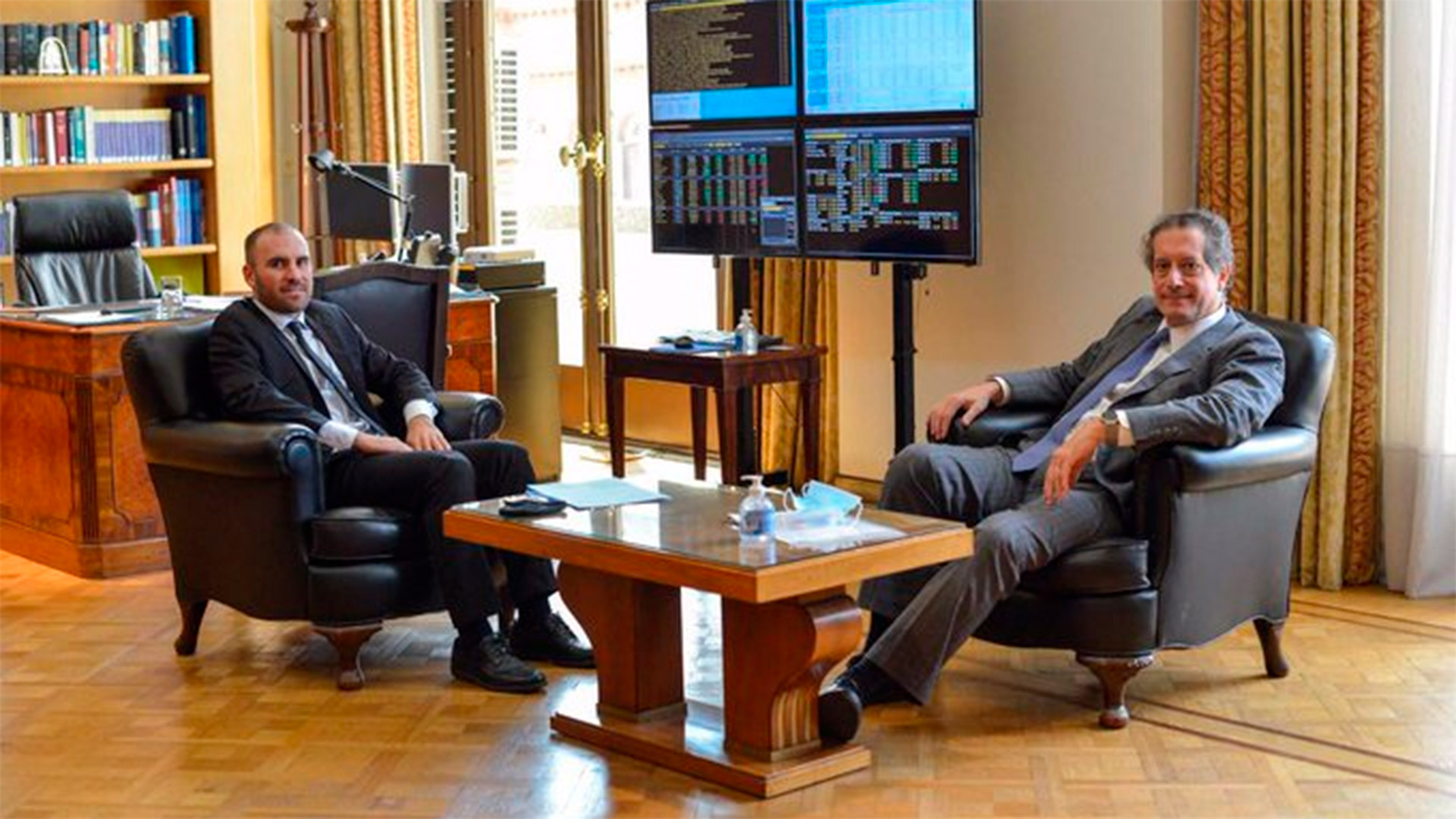 El ministro de Economía, Martín Guzmán, y el presidente del BCRA, Miguel Pesce, el viernes por la tarde, antes de recibir a la misión del FMI