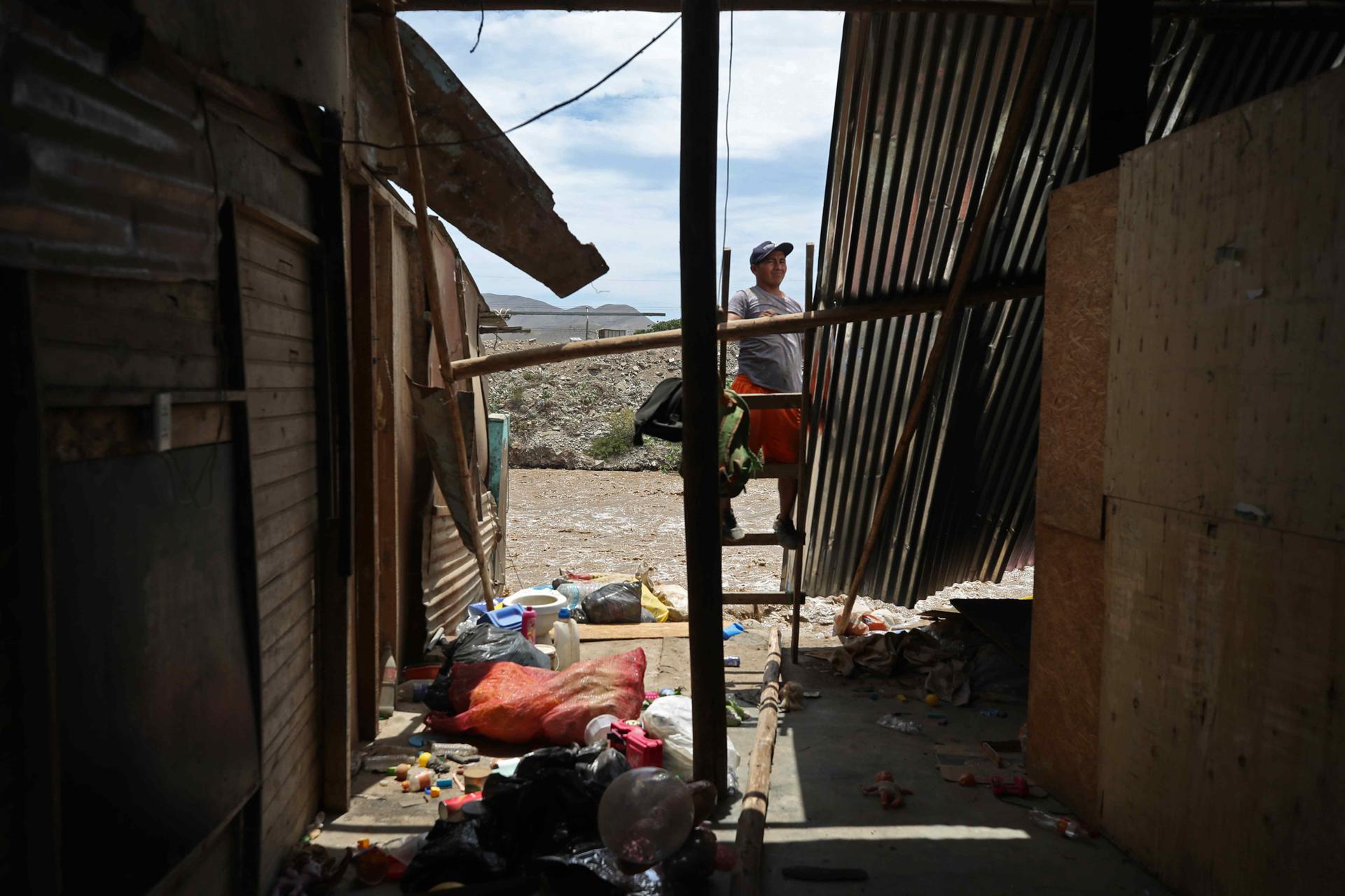 Habitantes intentan recuperar partes de sus viviendas afectadas por el desborde del río Chillón. EFE/ Paolo Aguilar