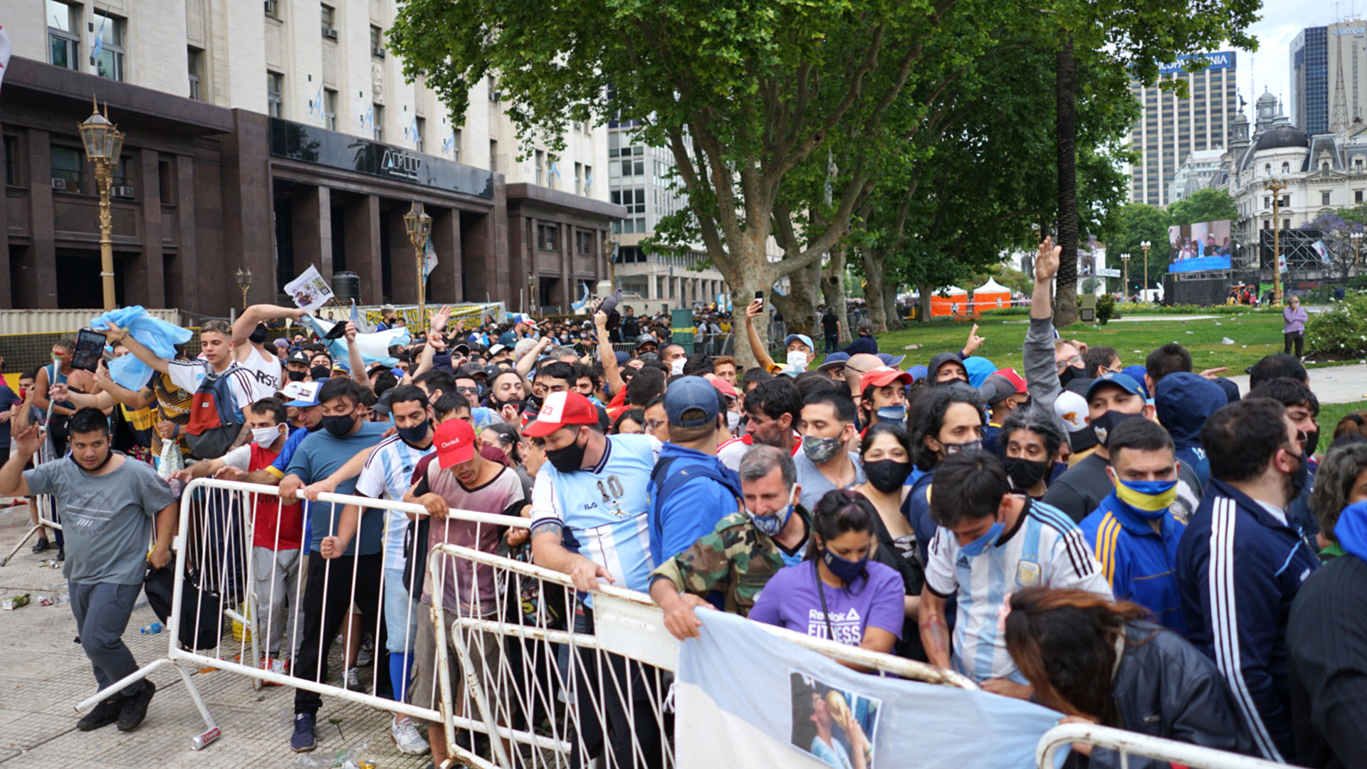 Además de las miles de personas, los familiares, amigos y varios integrantes destacados del fútbol argentino pudieron despedir a Maradona en una ceremonia íntima