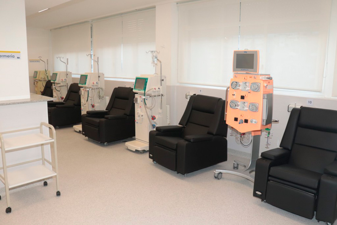 Los pacientes que utilizan la sala de diálisis, pasan largas horas mientras se realizan el tratamiento. Ahora podrán hacerlo en un espacio remodelado a nuevo  (Fundación Fernández)