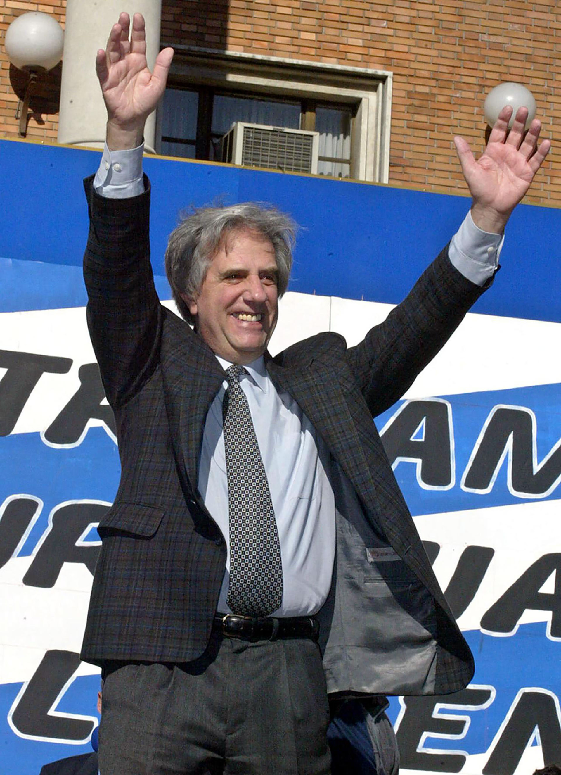 Tabaré Vázquez, ex intendente de Montevideo, había intentado llegar a la presidencia en 1994 y 1999, pero consiguió el triunfo en 2004