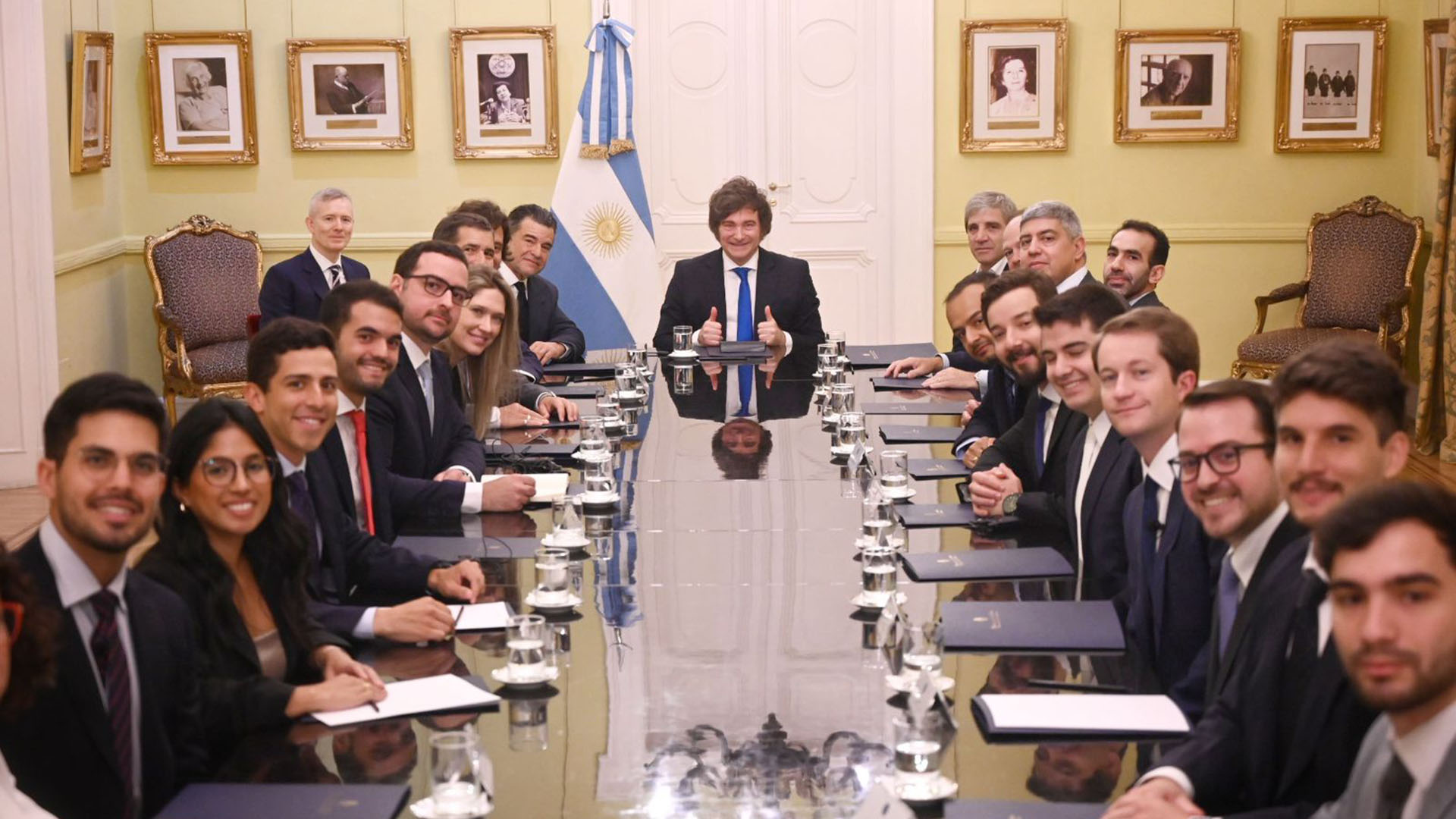 Un “falso almirante” apareció en una ceremonia solemne en Gales y generó indignación en el público 