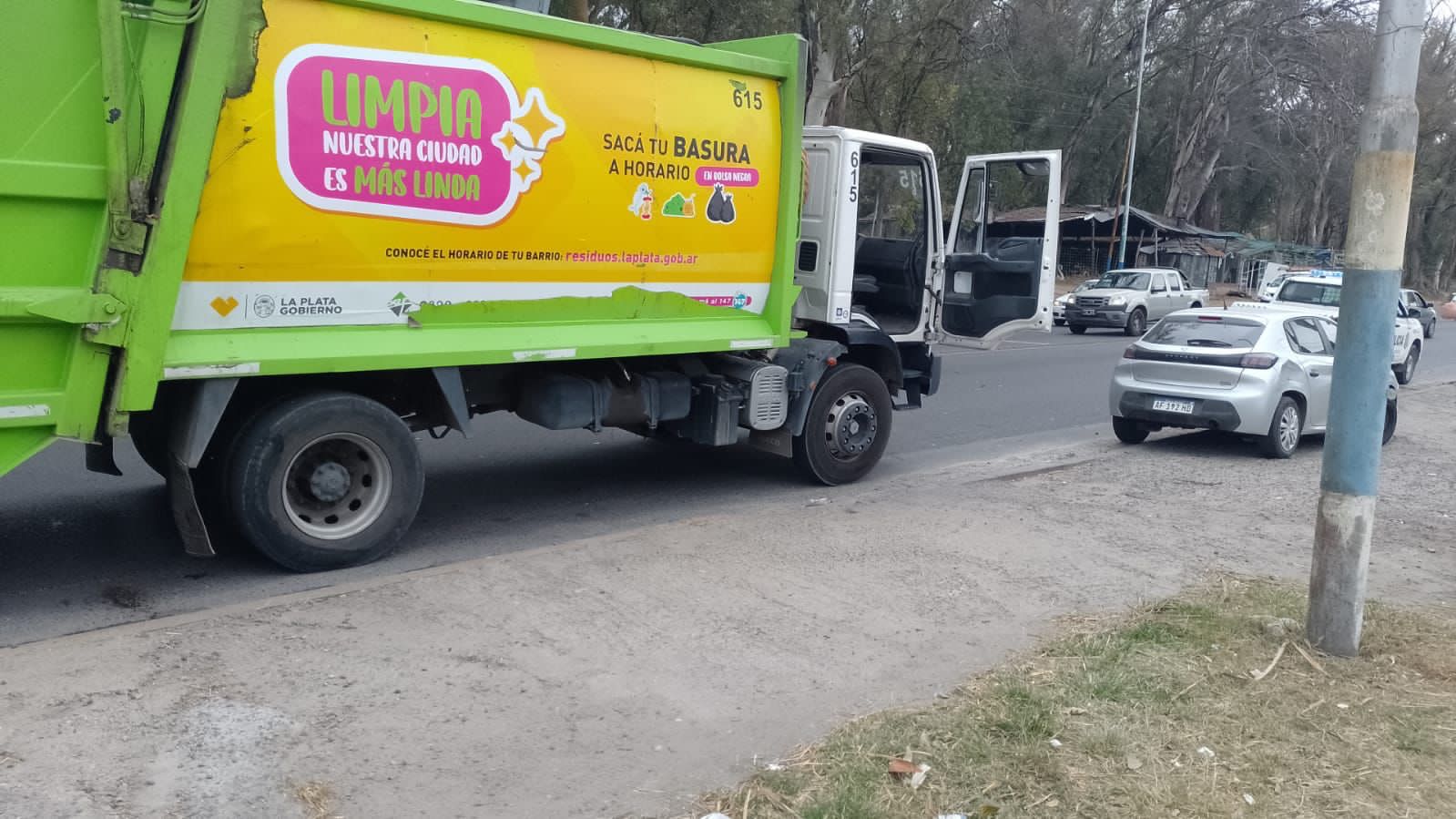 El camión recolector de residuos y, más adelante, el vehículo del agresor