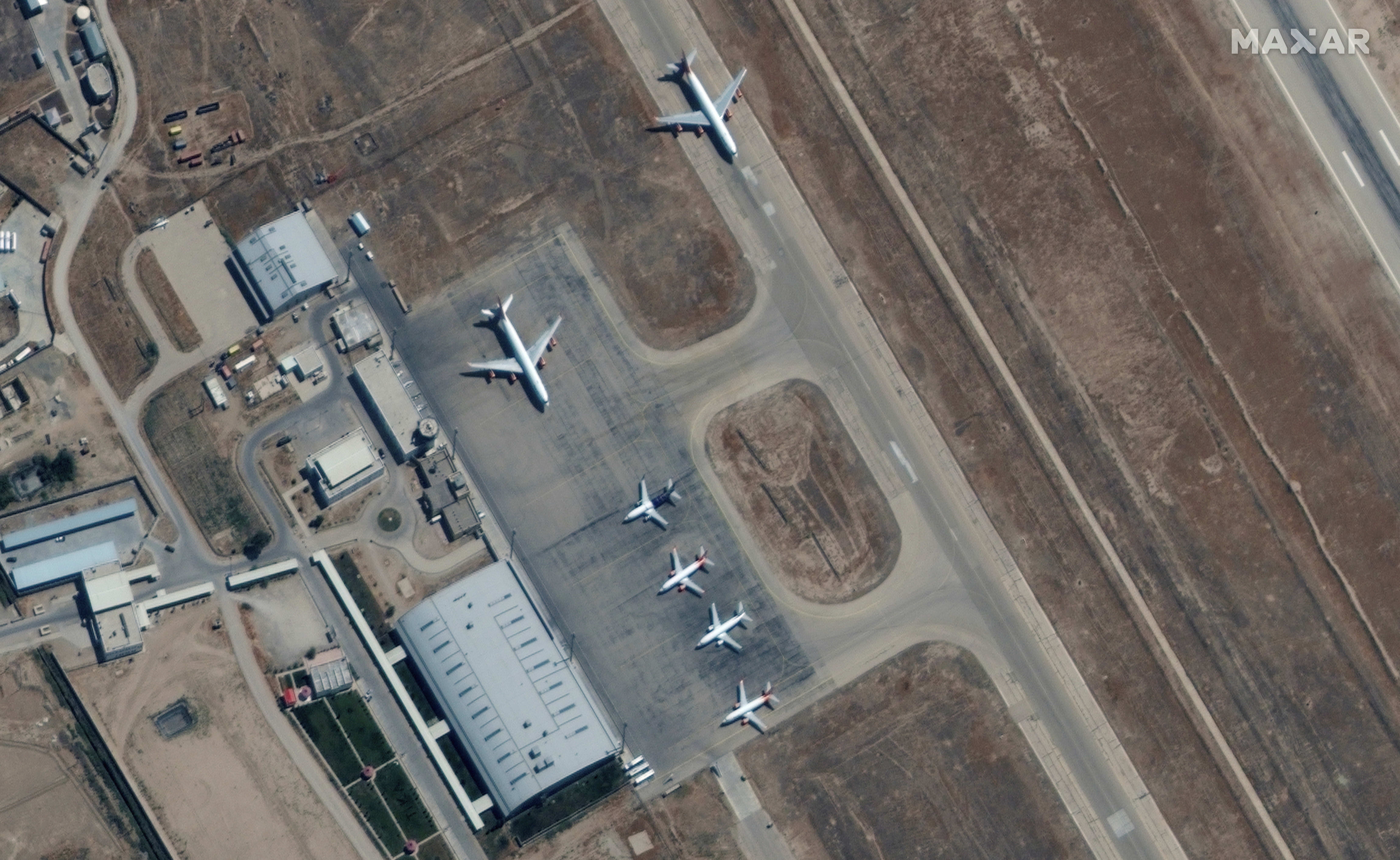 Seis aviones comerciales completamente parados en el aeropuerto de Mazar-i-Sharif airport, al norte de Afganistan.
Maxar Technologies/Handout via REUTERS
