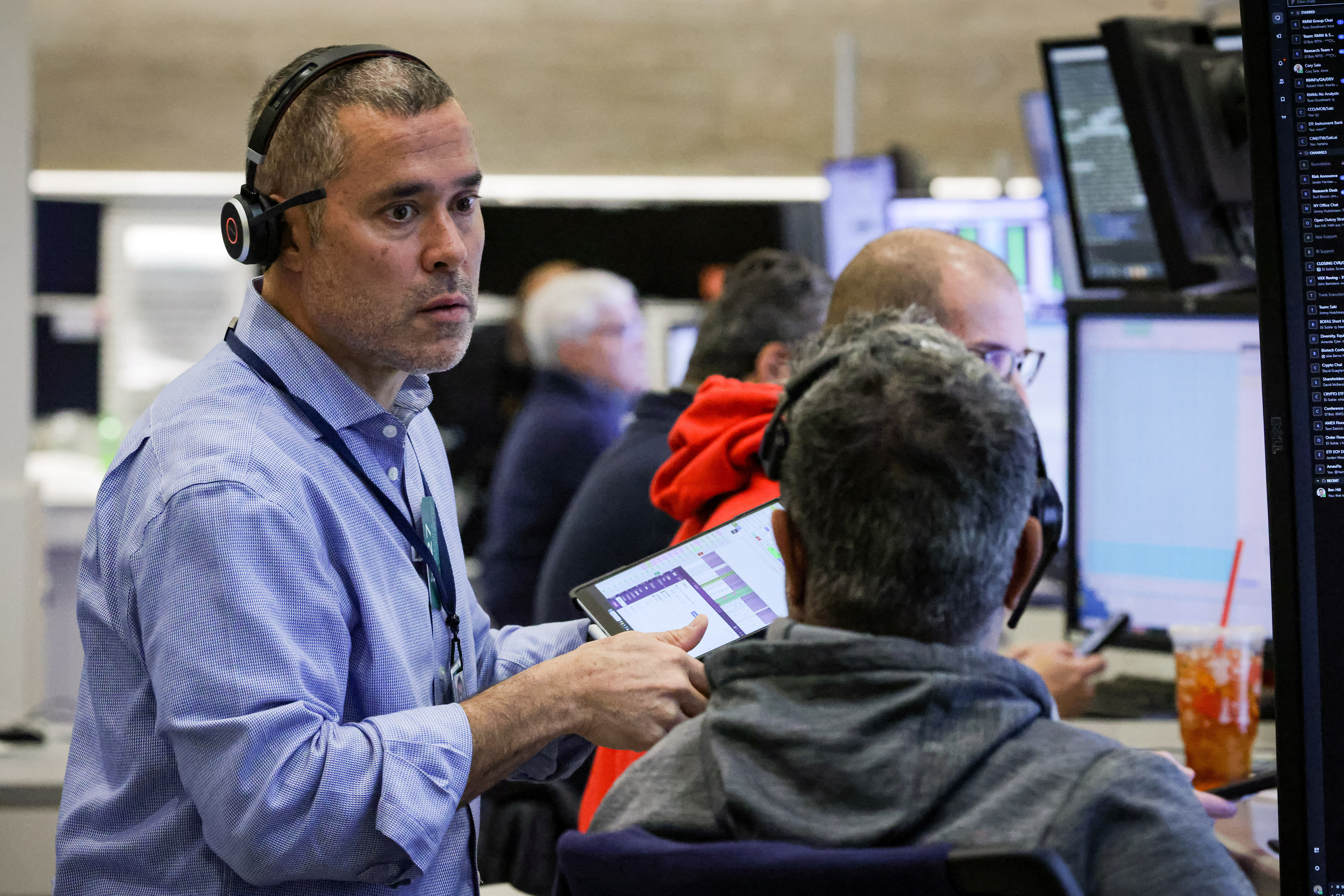 El dólar avanzó tras cinco jornadas a la baja y las acciones se sostuvieron pese al clima negativo en Wall Street