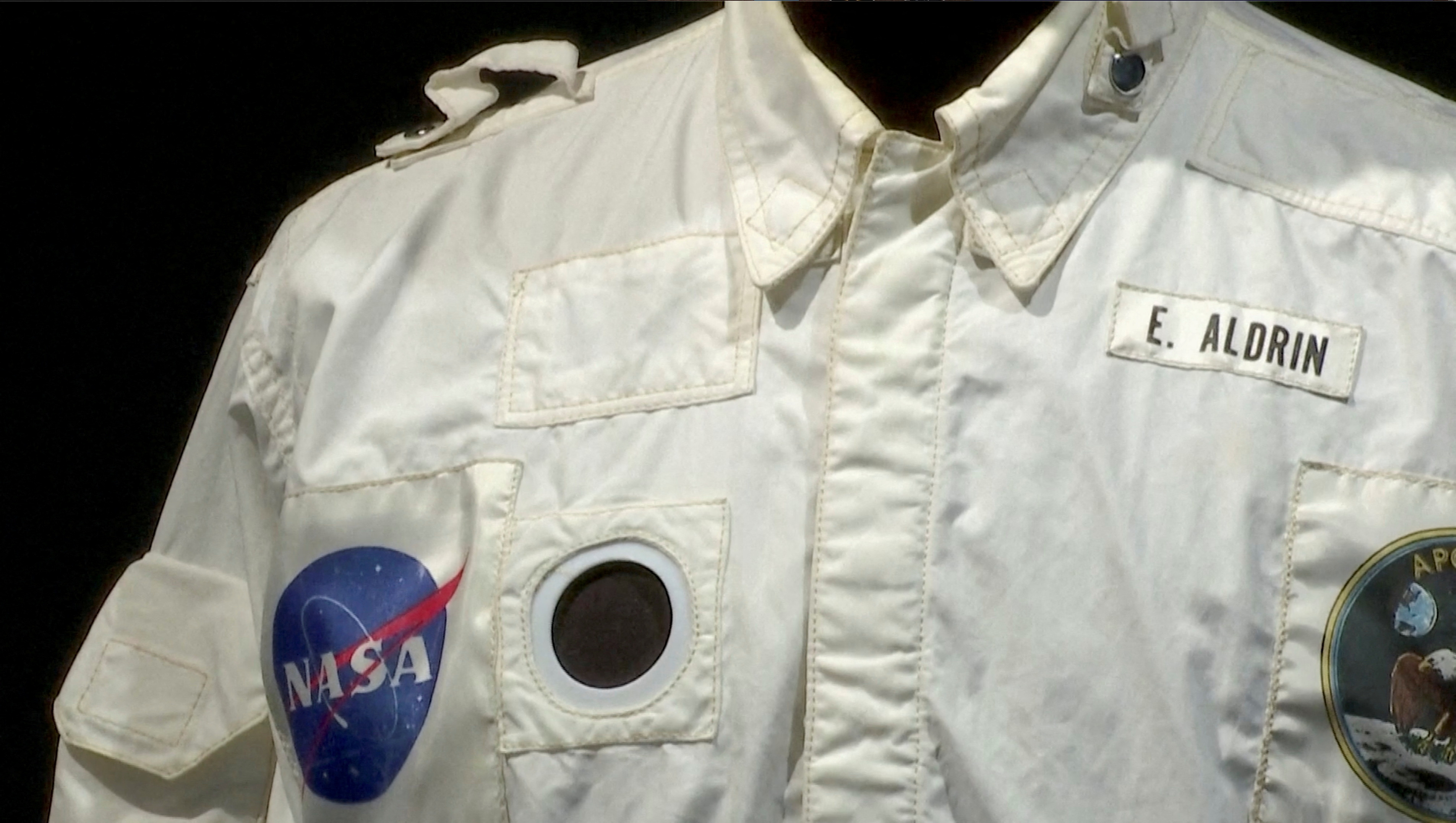 La chaqueta del mono de vuelo de Buzz Aldrin, usada por él en su misión a la Luna y de regreso durante el Apolo 11, que fue vendida por 2.772.500 dólares en Sotheby's, en Nueva York, EE.UU. el 21 de julio de 2022