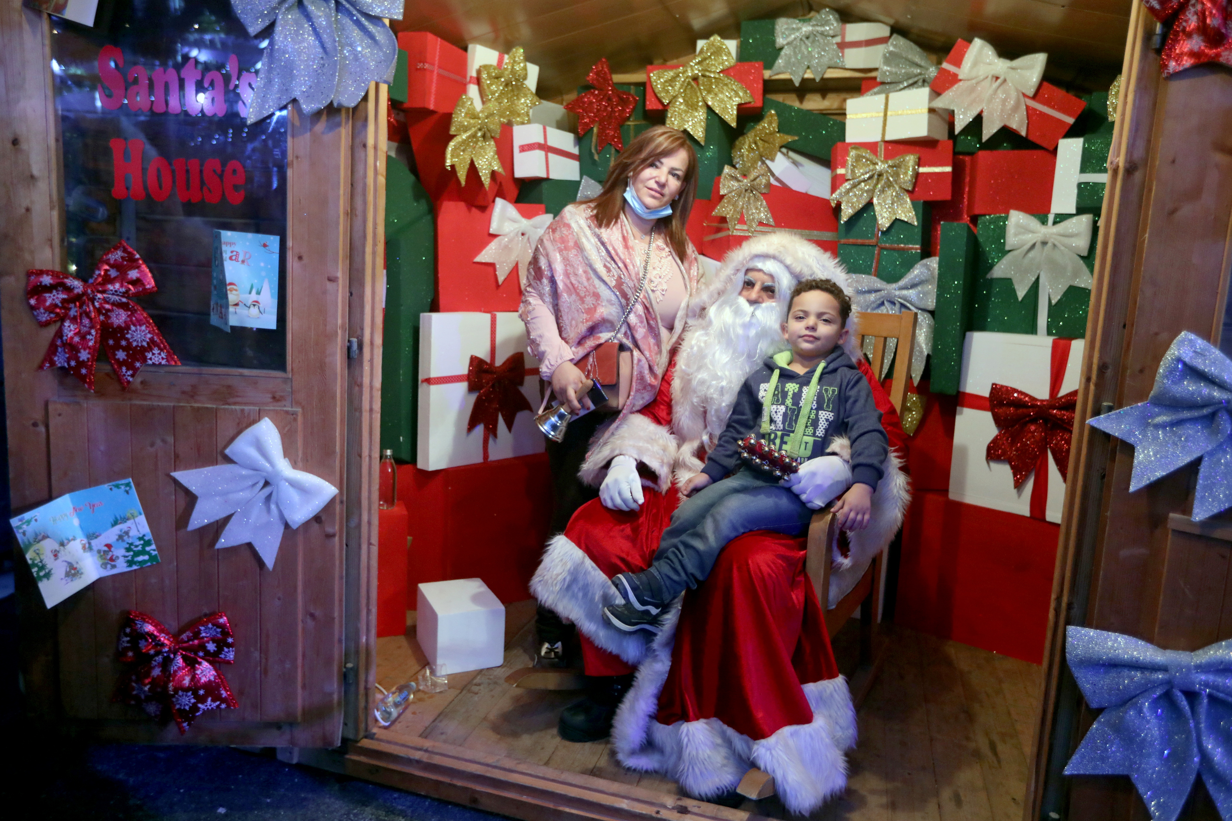 Un niño toma una foto con un hombre vestido de Papá Noel en Beirut, Líbano (REUTERS/Mohamed Azakir)