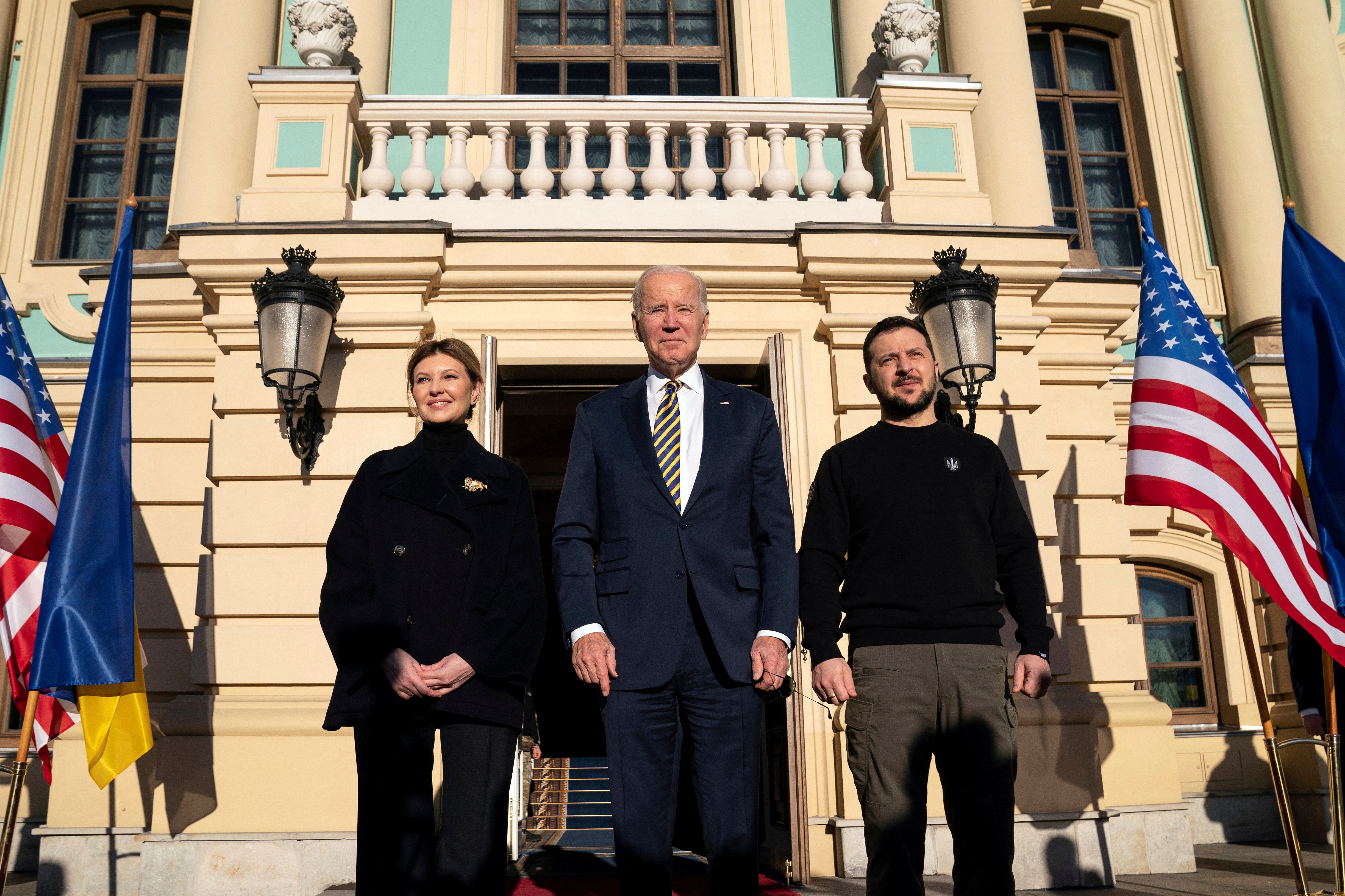 El presidente estadounidense Joe Biden posa con el presidente ucraniano Volodymyr Zelenskiy y la primera dama Olena Zelenska en el Palacio Mariinsky.

