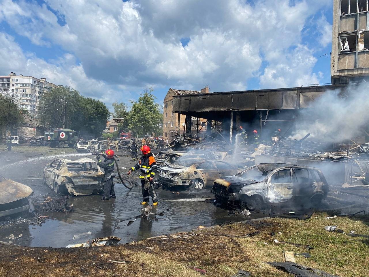  El operativo provocó un incendio que se propagó y envolvió a 50 autos en un estacionamiento adyacente.
