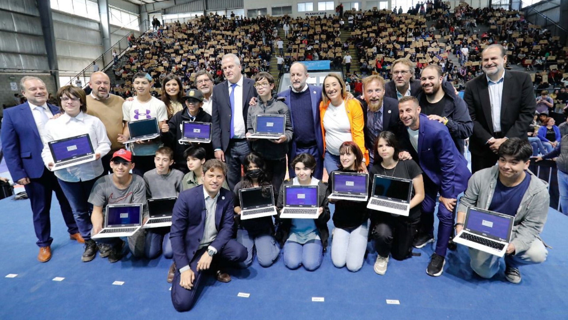 Insaurralde Kicillof Y Perczyk Entregaron Netbooks Del Programa