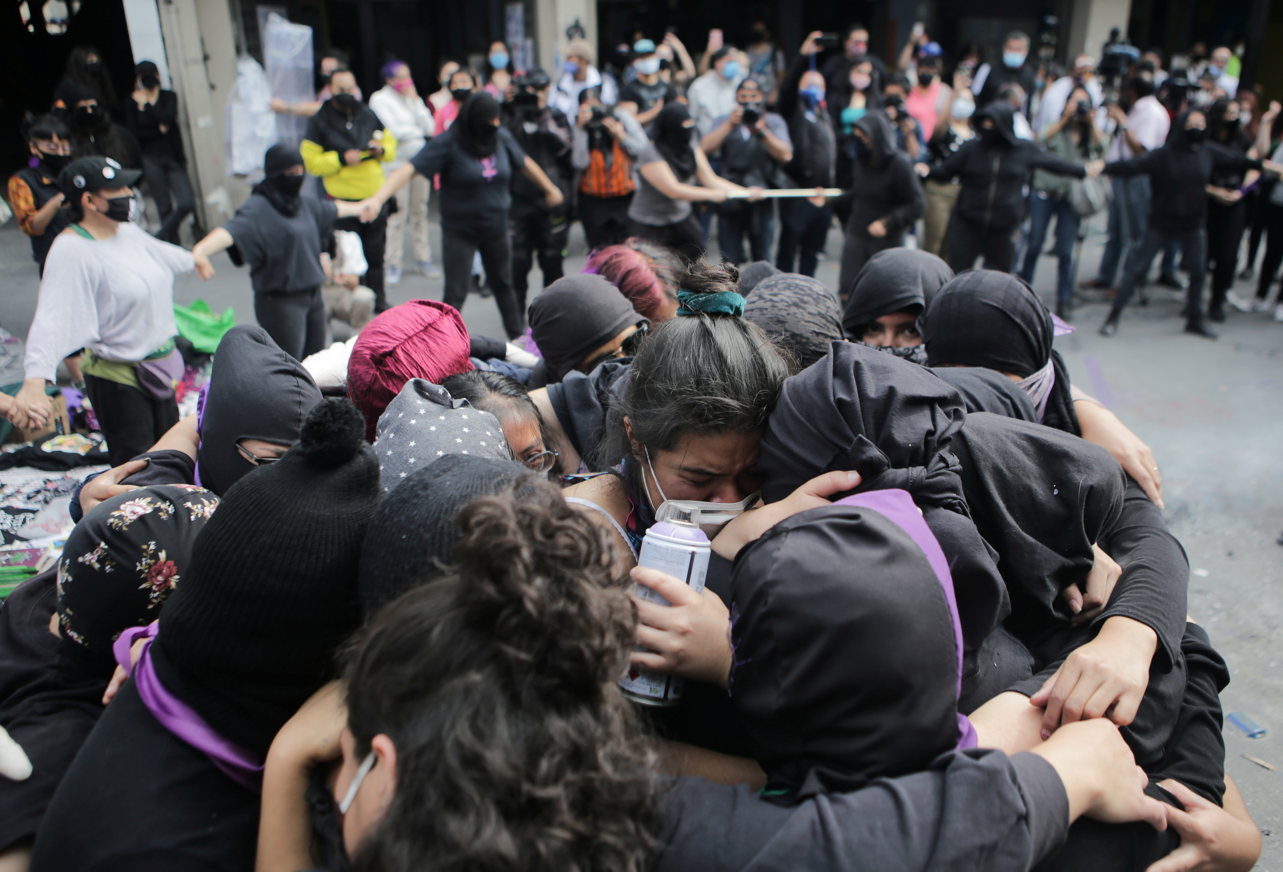 Integrantes de un abrazo colectivo feminista frente a las instalaciones del edificio de la Comisión Nacional de Derechos Humanos, en apoyo a víctimas de violencia de género, en la Ciudad de México, México 11 de septiembre de 2020. Fotografía tomada el 11 de septiembre de 2020.