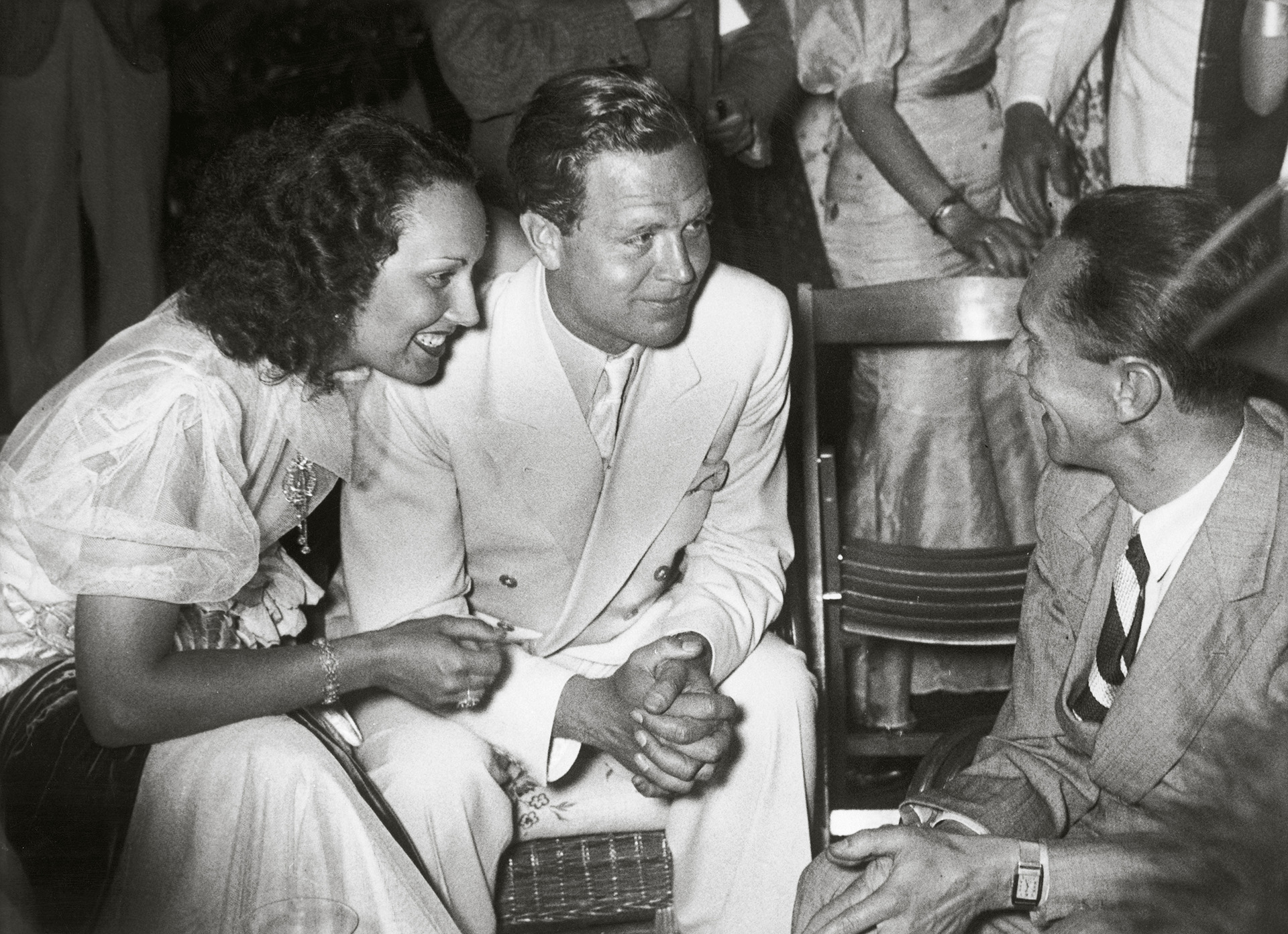 Lída mit ihrem Ehemann, dem Schauspieler Gustav Froehlich, mit dem sie bis 1936 verheiratet war, dem Jahr, in dem dieses Foto aufgenommen wurde, und von Angesicht zu Angesicht, der zwei Jahre lang ihr Liebhaber war, dem Naziführer Joseph Goebbels. Das Treffen fand am Ende der Olympischen Spiele in Berlin statt (Imagno/Getty Images)
