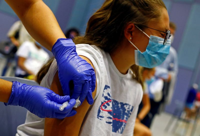 Una enfermera suministra la vacuna Moderna contra COVID-19 a una adolescente de 15 años en un centro de vacunación en Meloneras, en la isla de Gran Canaria, España (Reuters)