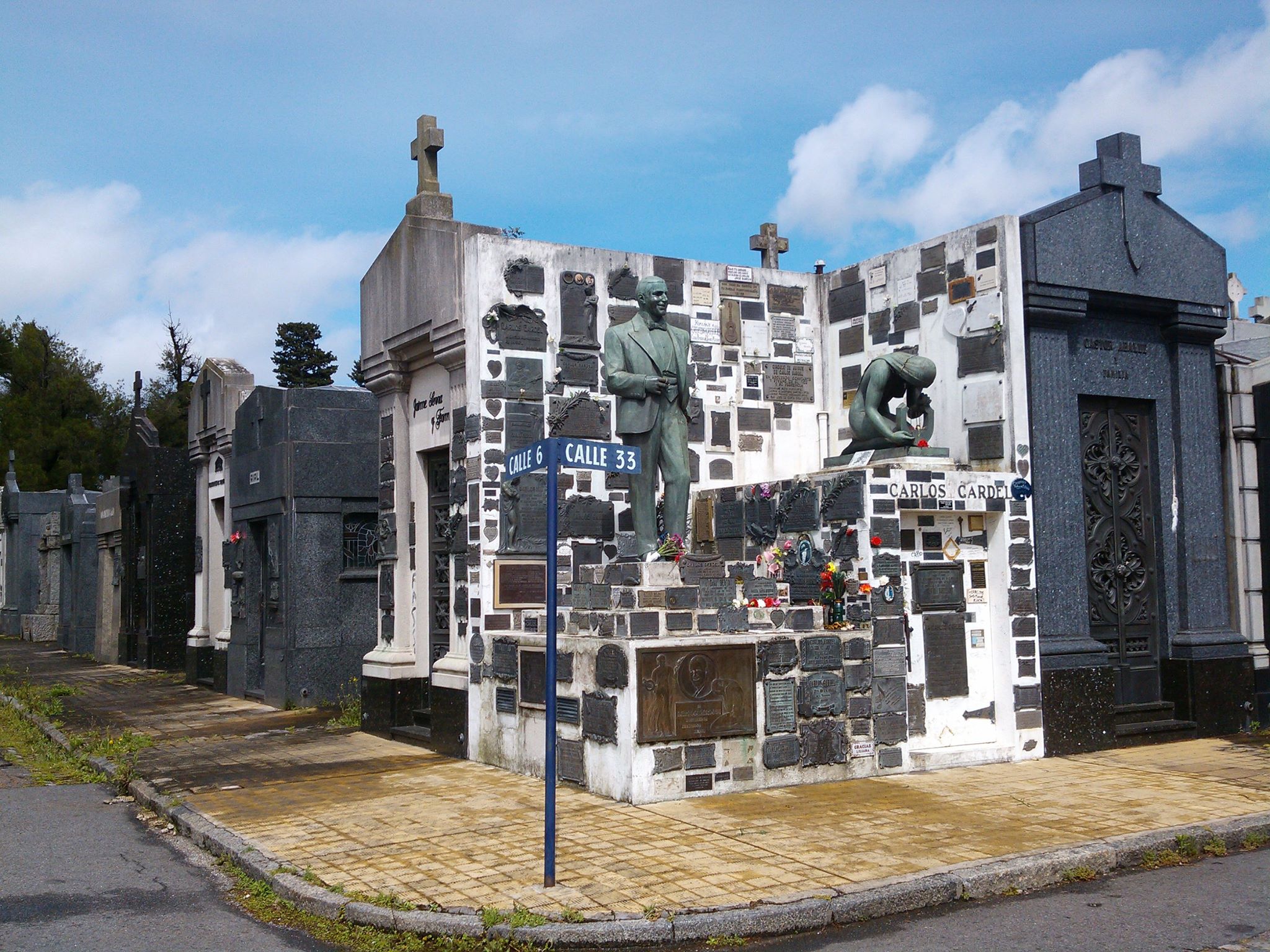 La intersección de las calles 6 y 33 en el cementerio de la Chacarita donde se encuentra el mausoleo de Carlos Gardel