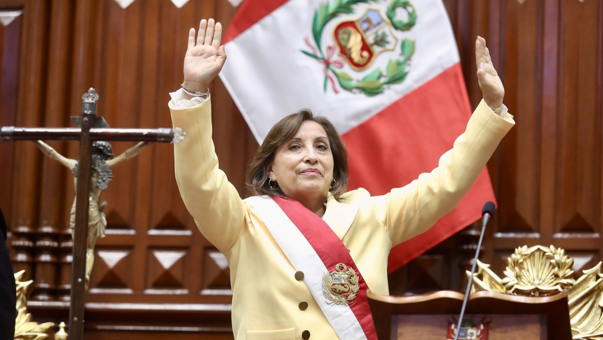 Dina Polorat is sworn in as President of Peru until 2026 after the dismissal of Pedro Castillo on charges of moral incompetence.