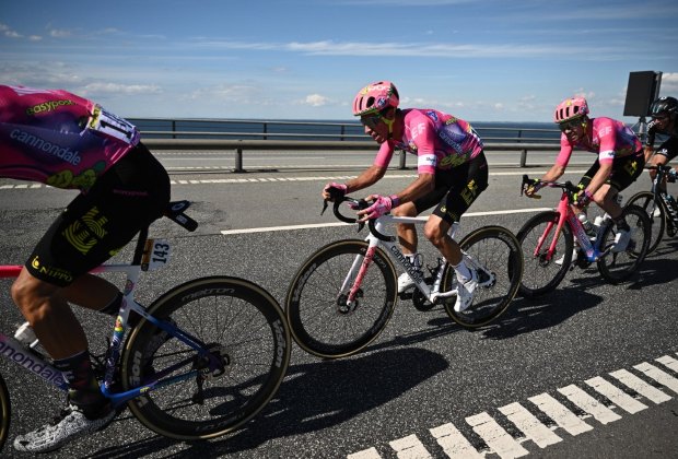 Rigoberto Urán sufrió una caíada en la segunda etapa del Tour de Francia. - Foto: Twitter EF-Education