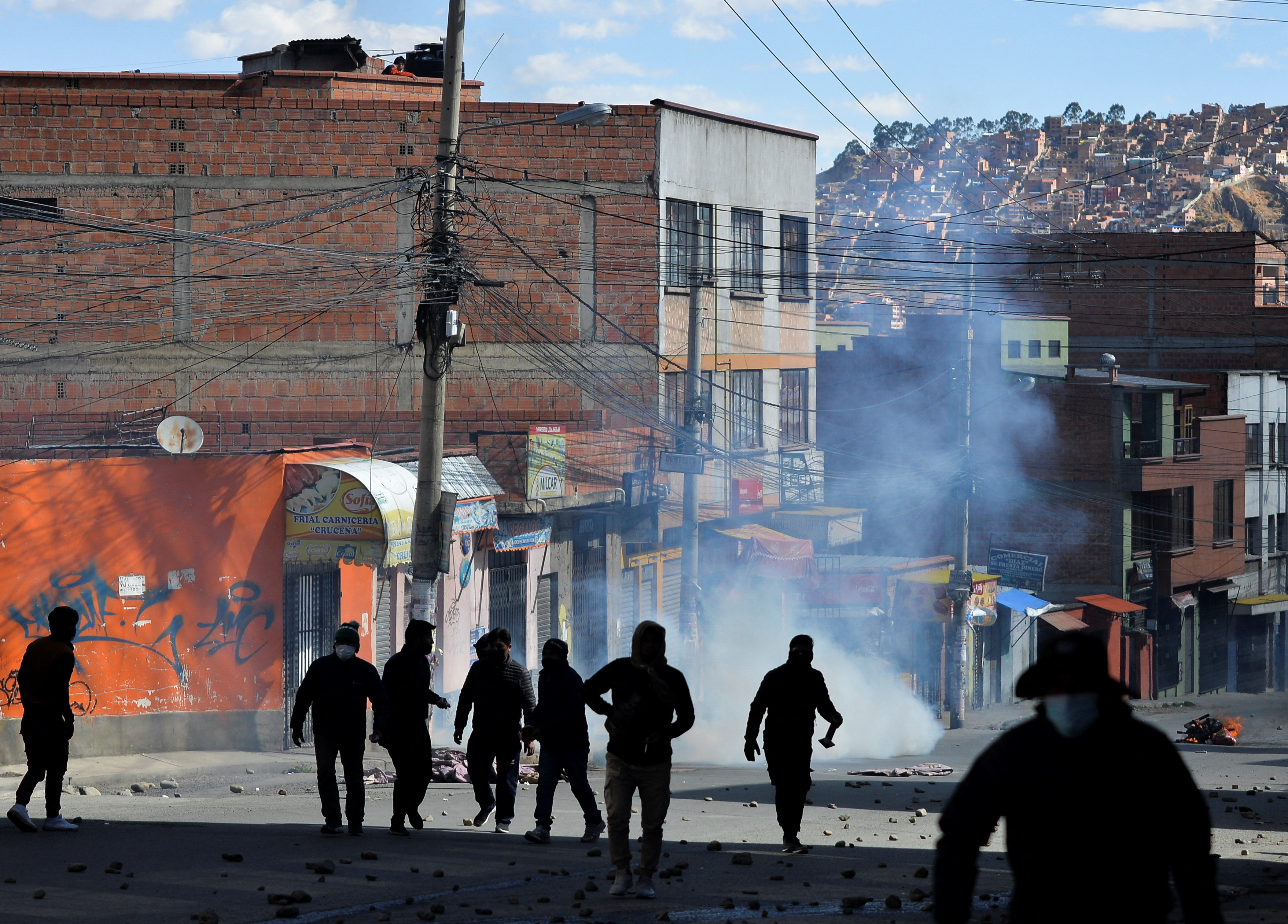 Sigue la tensión en Bolivia: vecinos arman trincheras para prevenir un campo de batalla entre cocaleros y policías