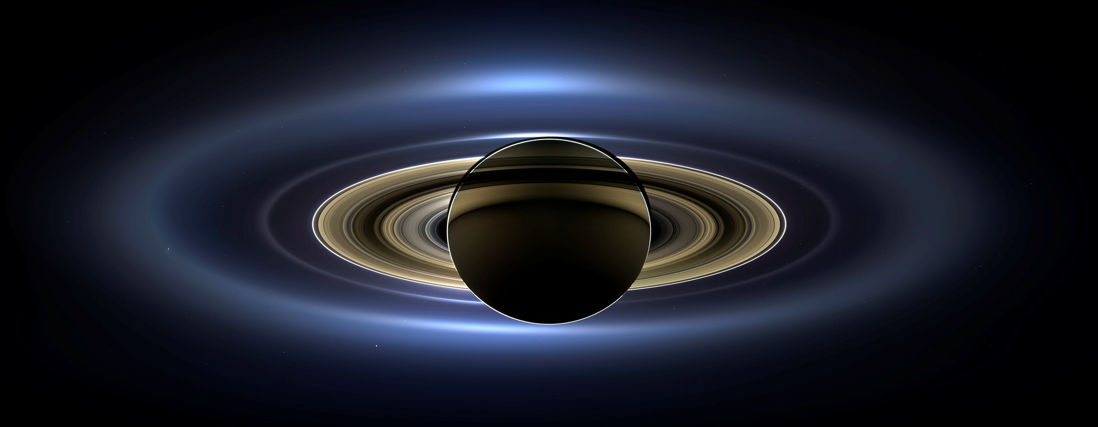 Una imagen en color natural de Saturno desde el espacio, la primera en la que se ven Saturno, sus lunas y anillos, y la Tierra, Venus y Marte, en este folleto de la NASA tomado de la nave espacial Cassini divulgada en 2013 (REUTERS/NASA)