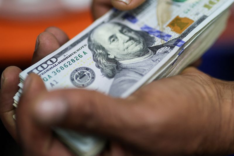 El dólar siguió repuntando pero se mantiene por debajo de la barrera de los 1.300 pesos