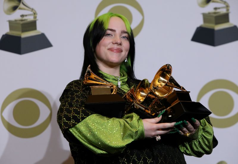 Billie Eilish posa con sus premios Grammy (REUTERS/Monica Almeida)