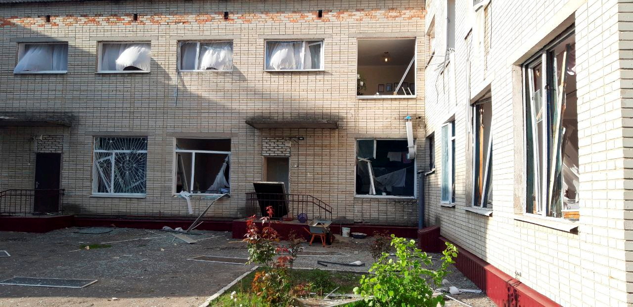 Las ventanas se rompen en un edificio luego de un ataque militar, en medio de la invasión rusa de Ucrania, en Okhtyrka, región de Sumy, Ucrania, el 17 de mayo de 2022 en esta imagen obtenida de las redes sociales. (Dmytro Zhyvytsky/a través de REUTERS)